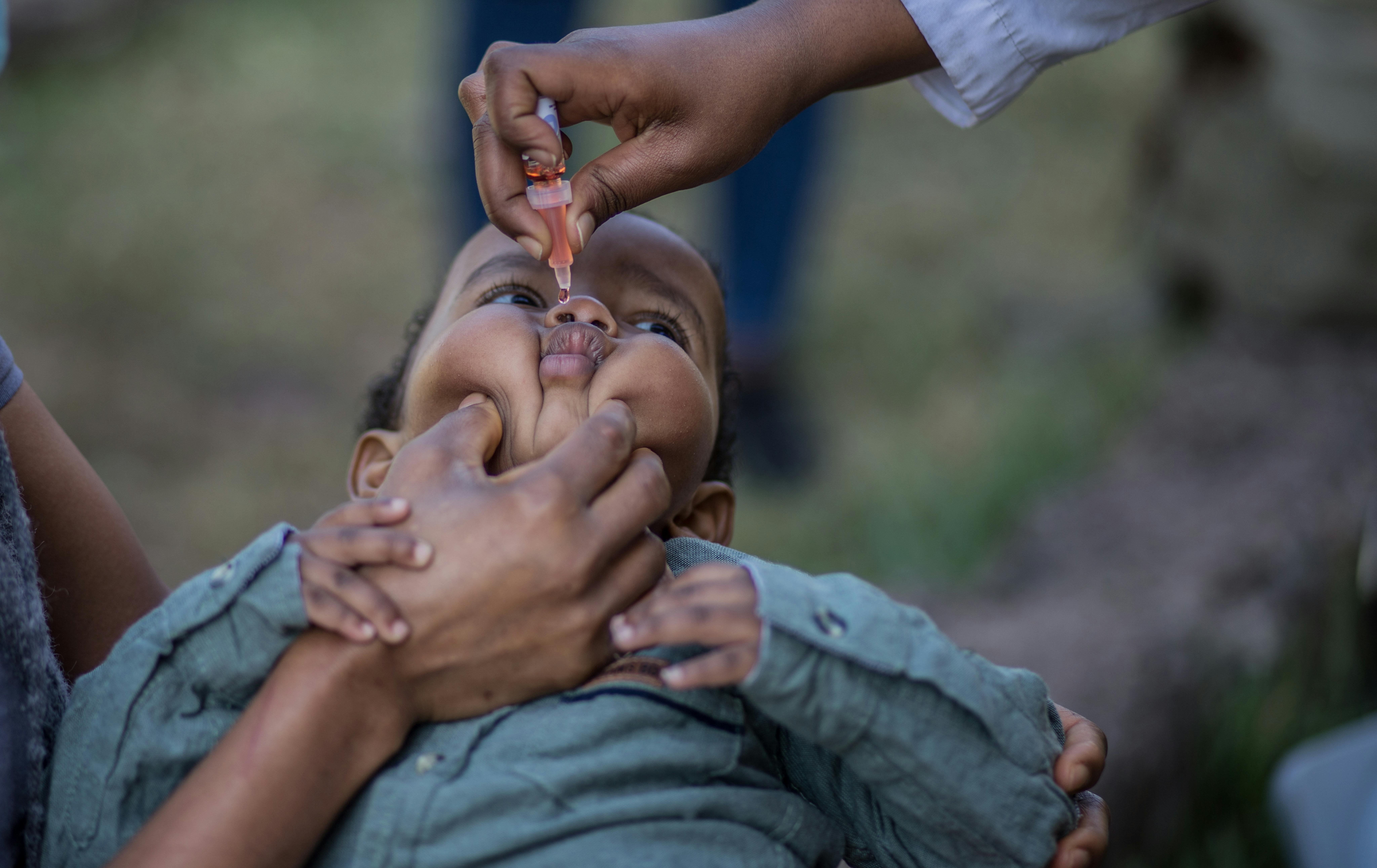 Etiopia, Natan Tesfaye, 15 mesi, riceve un vaccino contro la poliomielite