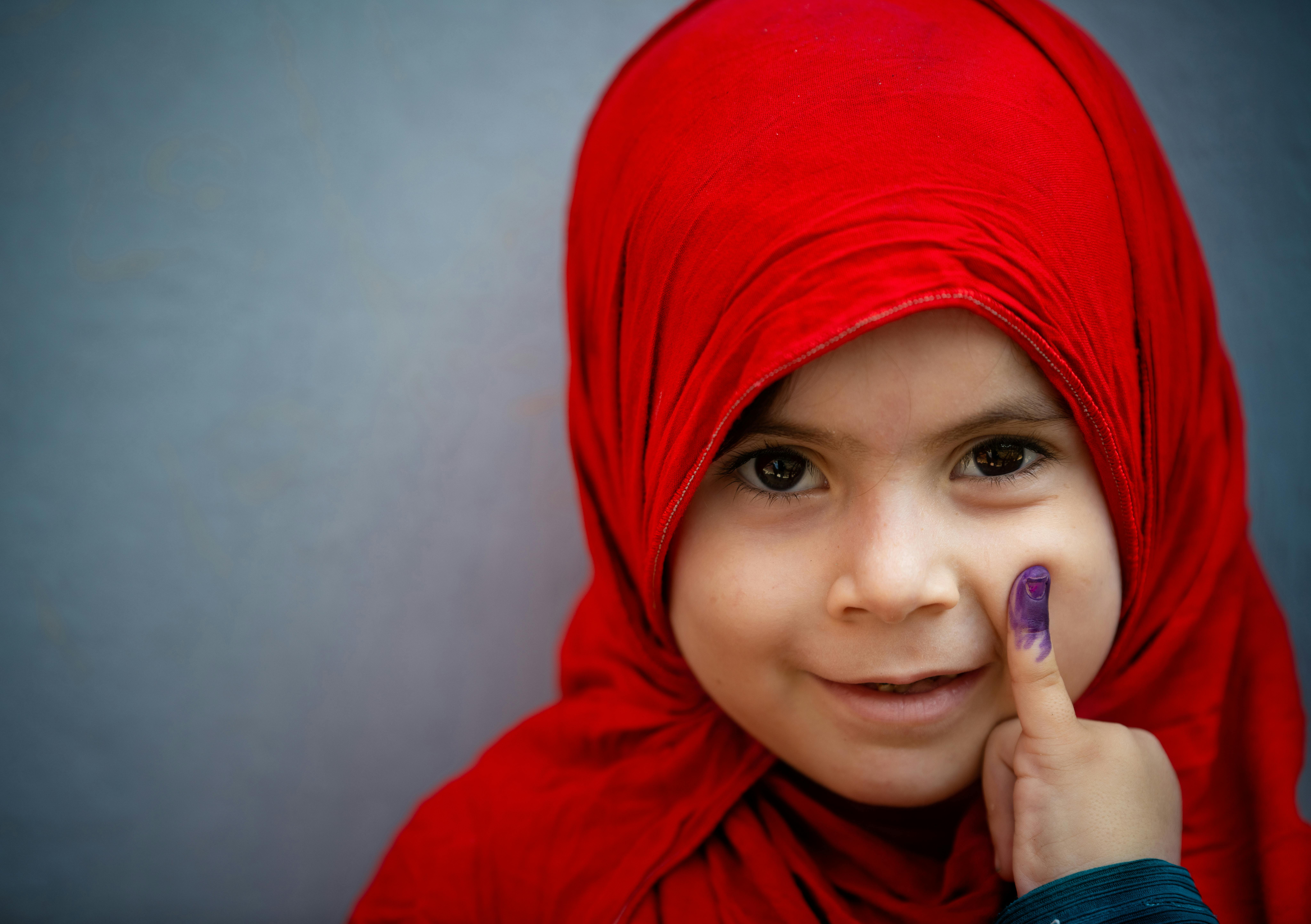 Questa bambina mostra il dito segnato dopo aver ricevuto il vaccino antipolio in Pakistan. La campagna nazionale di vaccinazione antipolio del paese è ripartita dopo una pausa di sei mesi a causa del COVID-19