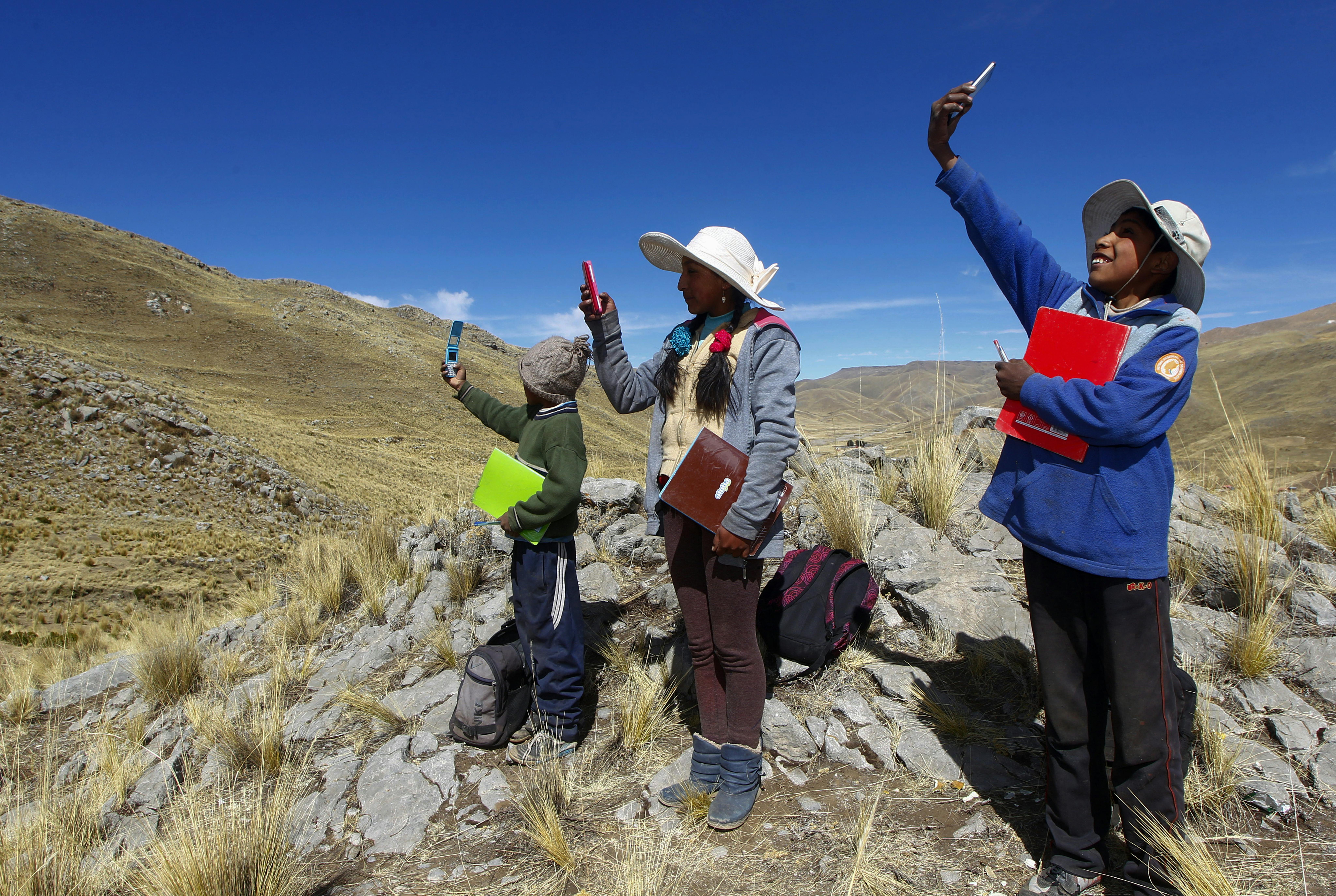 Alvara, Roxana e Juan Carlos sono in cima a un monte, tra le Ande Peruviane, alla ricerca del segnale per il telefono in modo da poter seguire le lezioni online. Siamo nel 2020, in piena pandemia da Covid-19