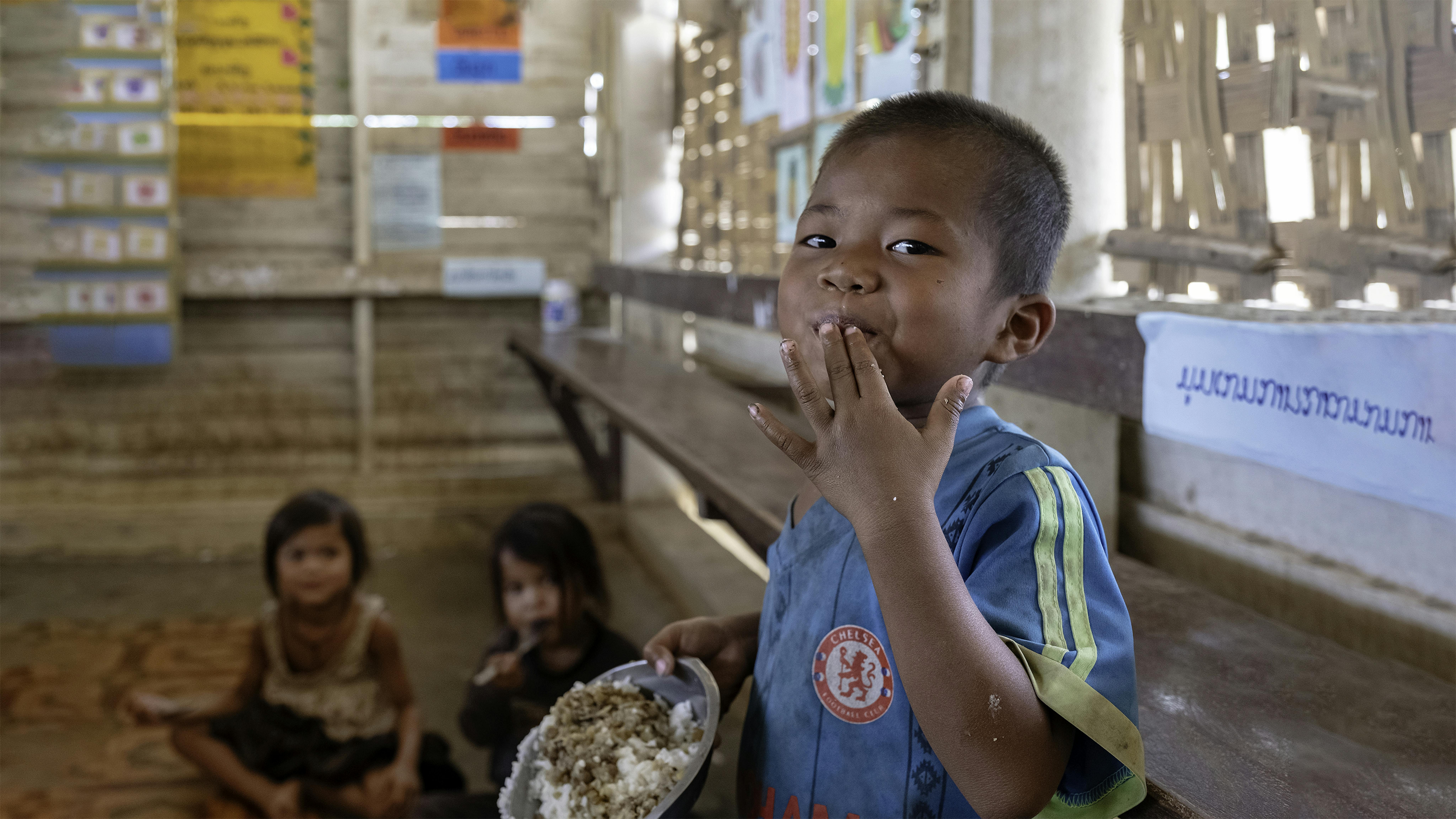 Laos - alcuni  bambini della scuola elementare di Tahouak mangiano cibo nutriente durante la pausa pranzo