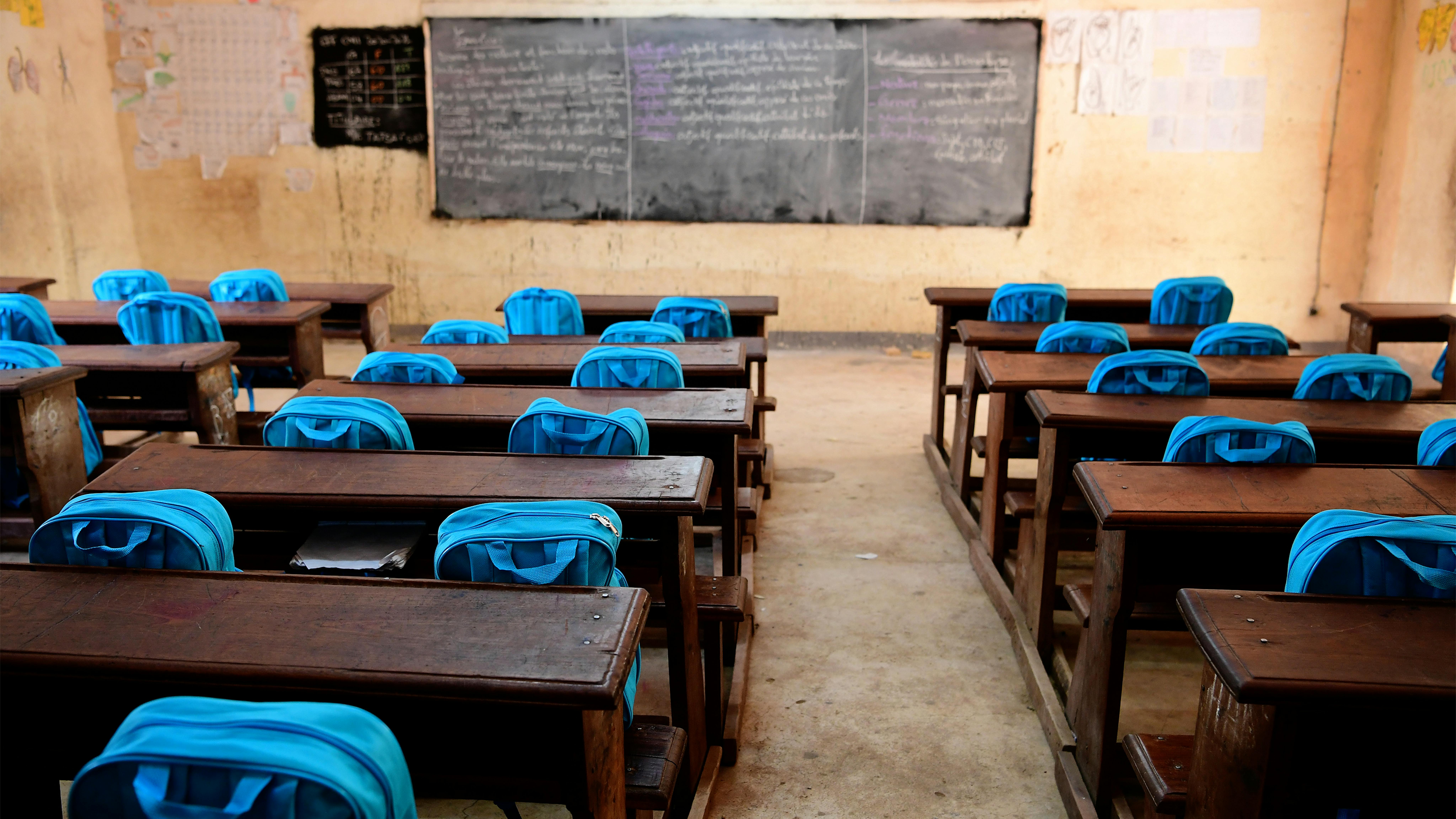 Un'aula vuota nella scuola pubblica inclusiva Founangué, a Maroua, nell'estremo nord del Camerun, finanziata dall'UNICEF.