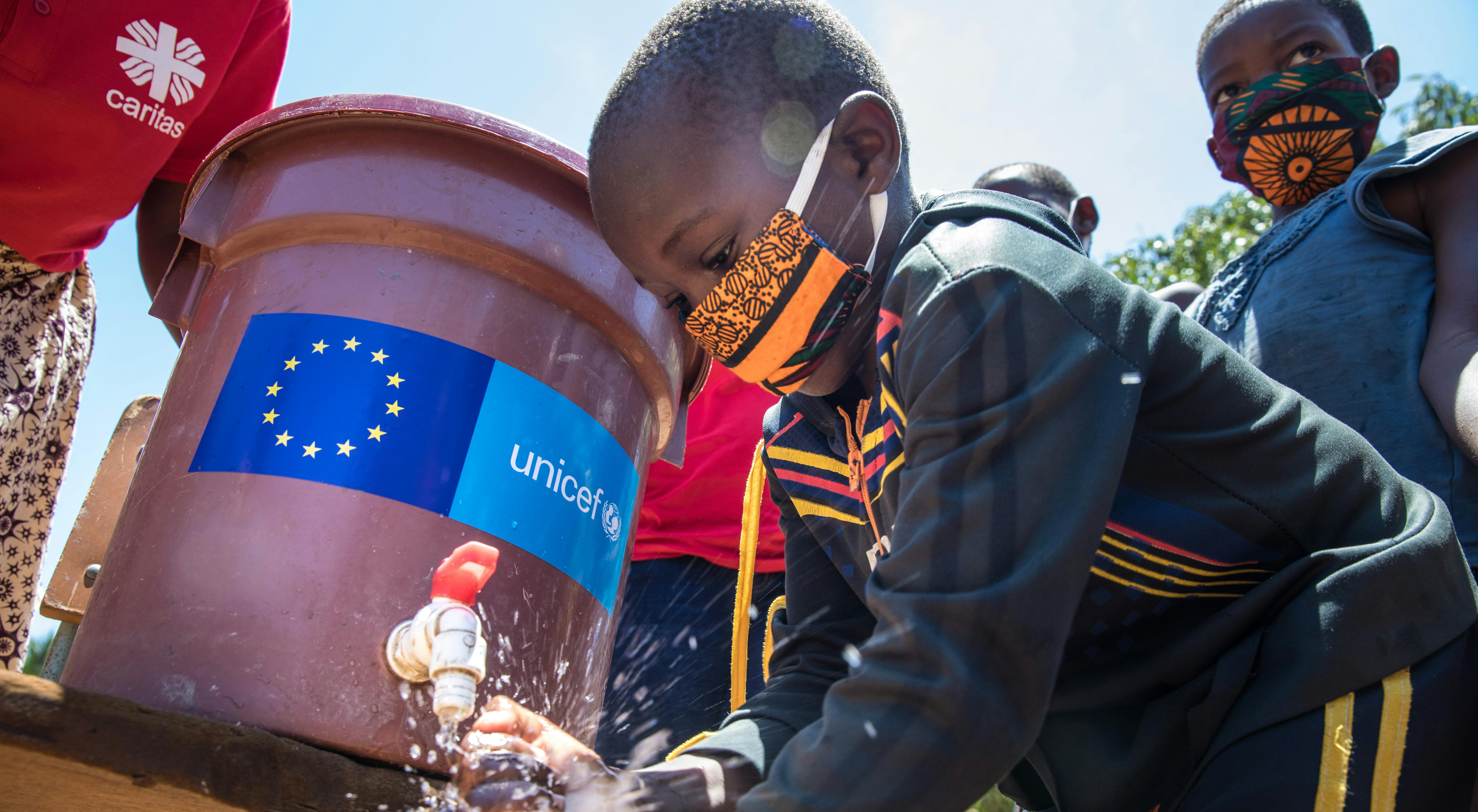 I servizi per l’acqua e la pulizia delle mani approntati per i bambini sfollati dal conflitto interno alla provincia di Cabo Delgado, in Mozambico 