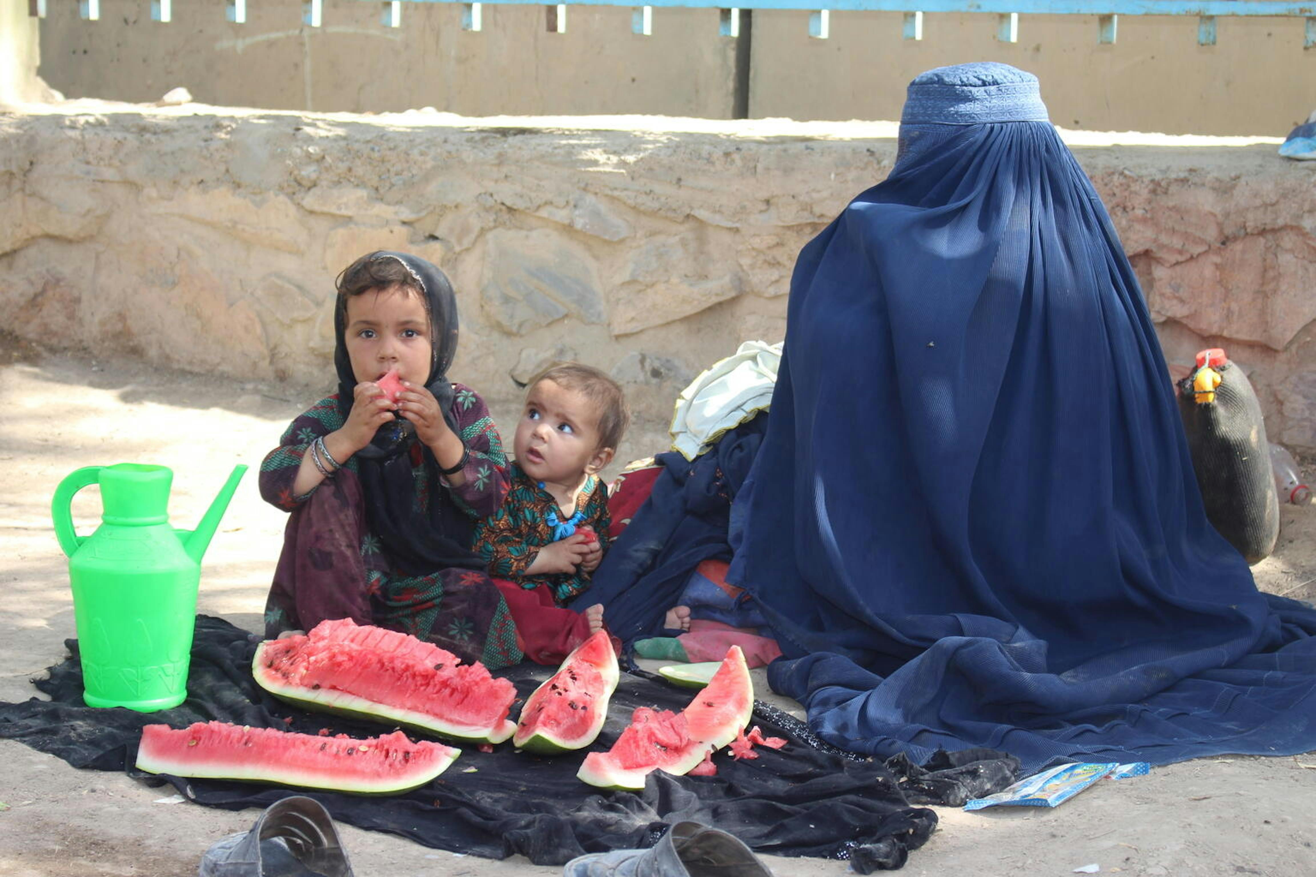 Una famiglia afgana sfollata nel campo di Haji, Kandahar, nel sud dell'Afghanistan. 5 Agosto 2021