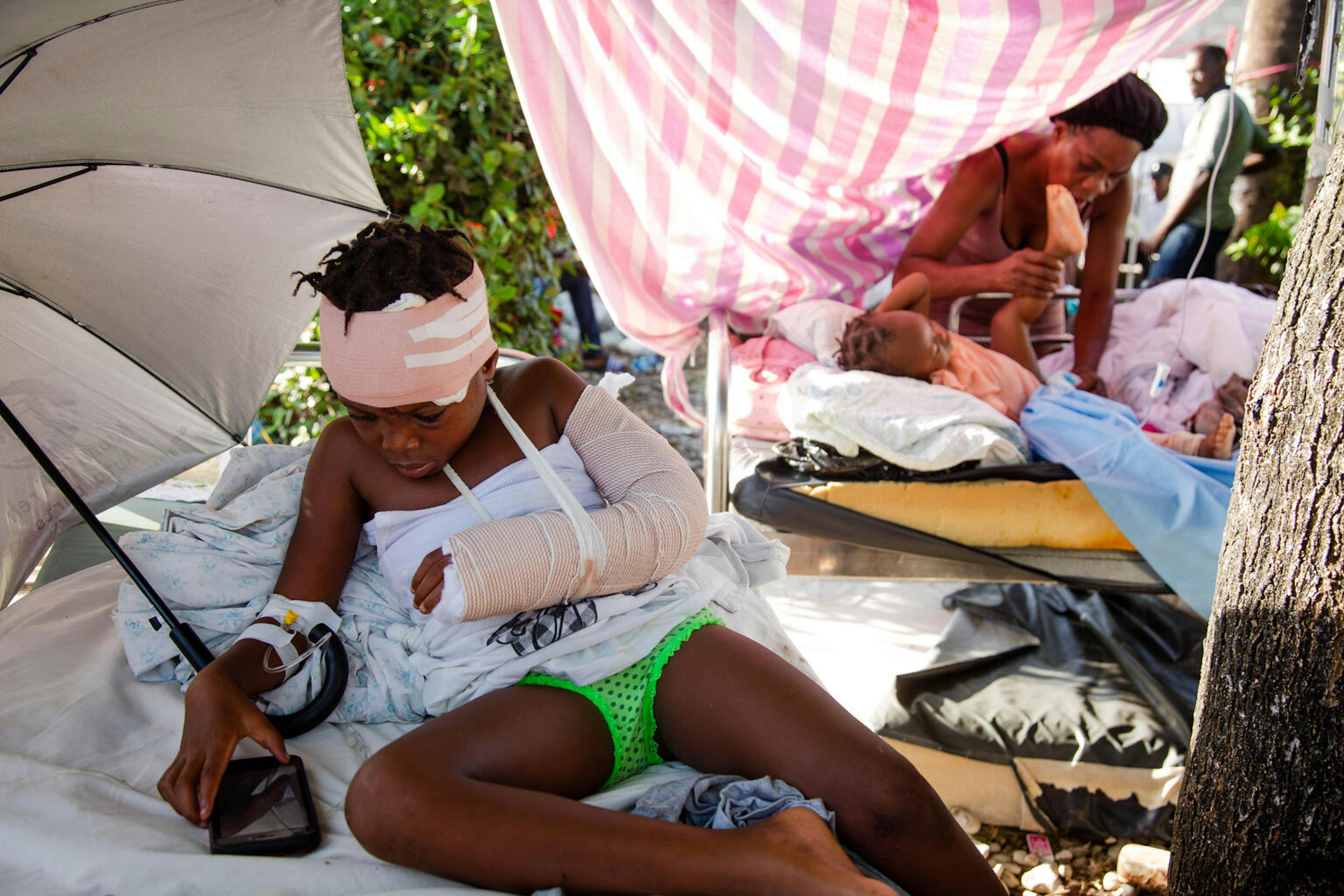 Petiote, 6 anni, attende l'intervento chirurgico per il braccio fratturato, All'Immaculee Conception Hospital a Les Cayes, Haiti