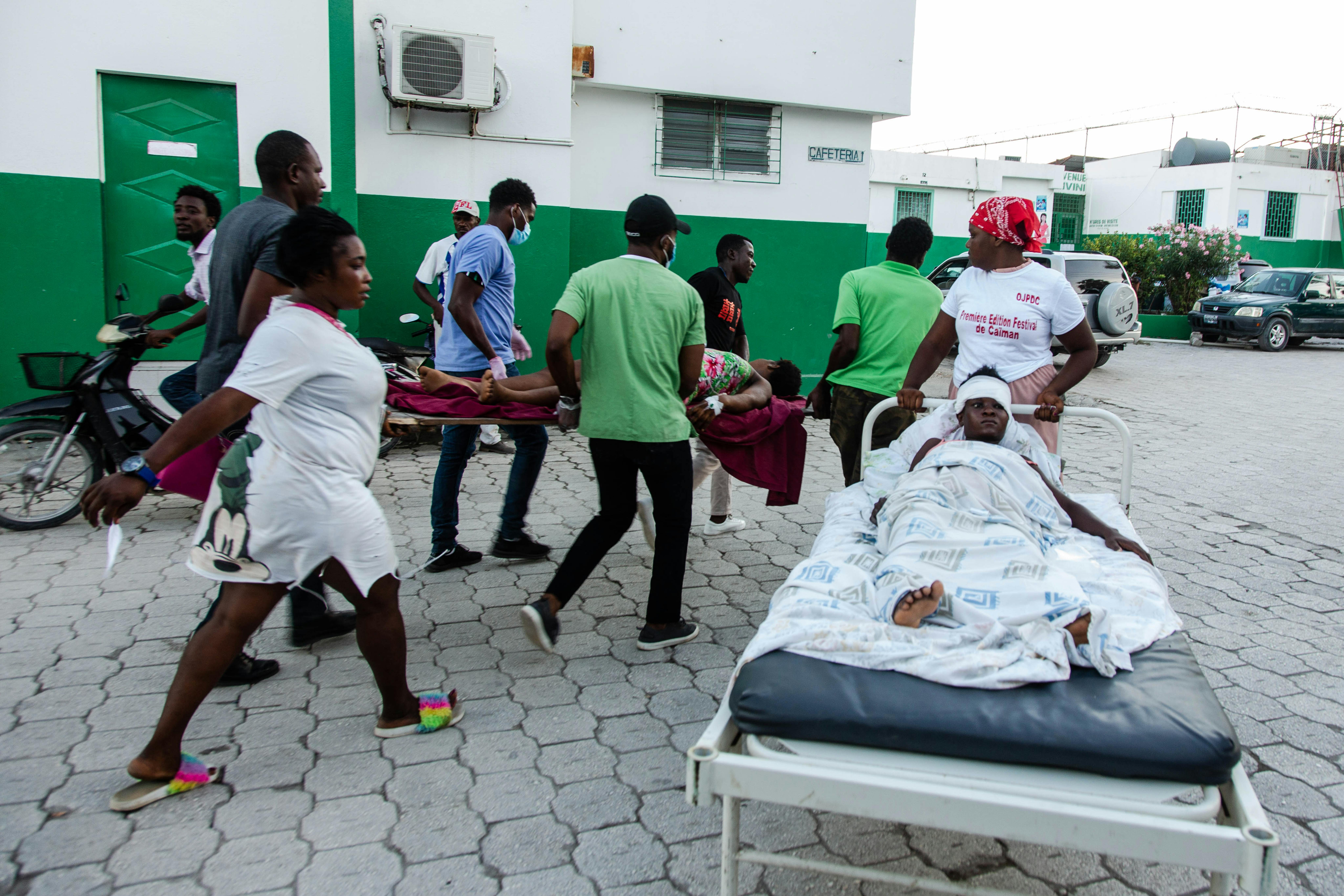 Pazienti trasferiti all'Immacule Conception Hospital a Les Cayes, Haiti, dopo il terremoto di magnitudo 7.2 nell'agosto 2021