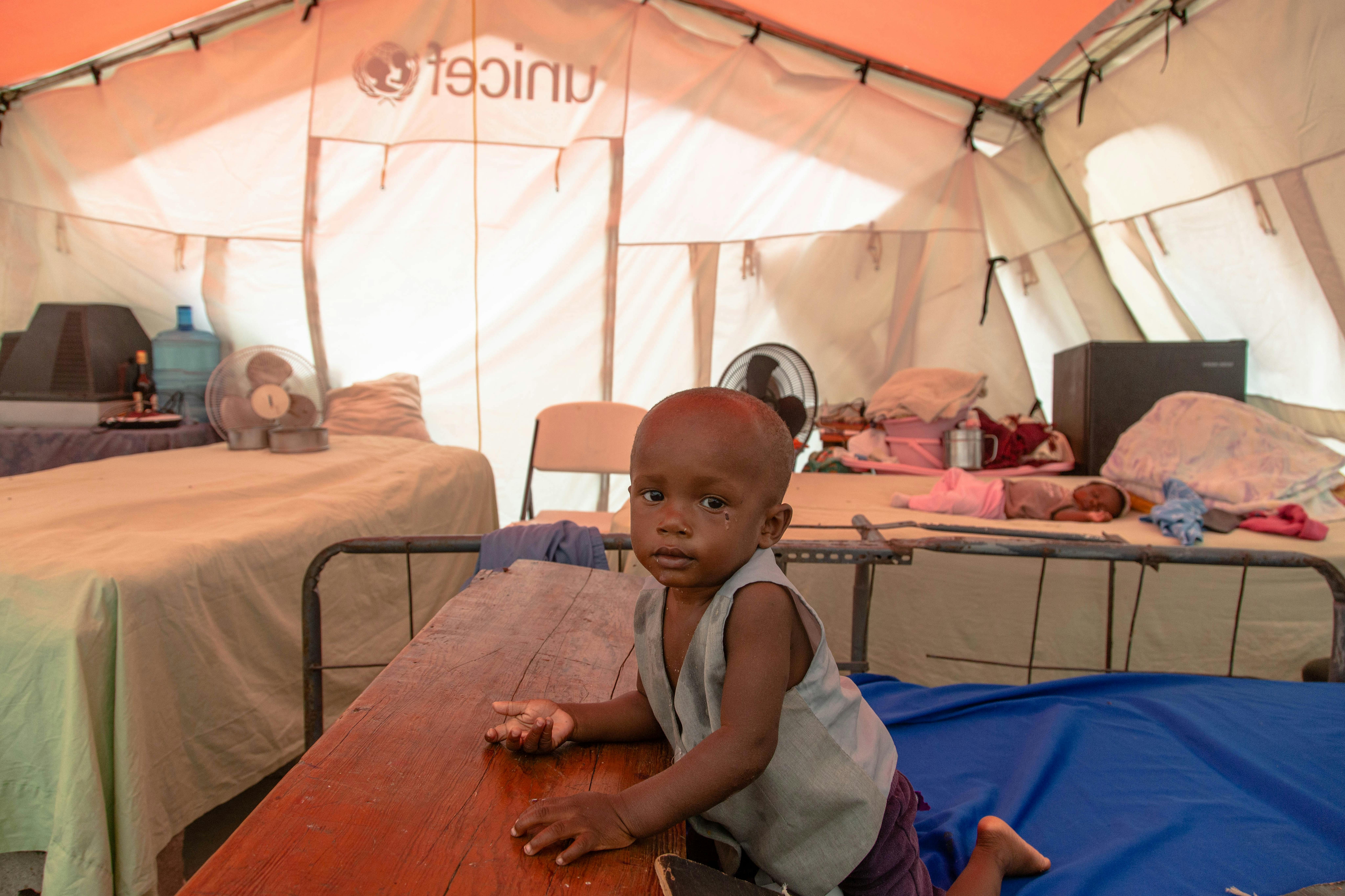 Karl, 15 mesi, in una tenda fornita dall'UNICEF nei rifugi temporanei nella Phillipe Guerrier High School a Les Cayes, Haiti,  il 17 Agosto 2021