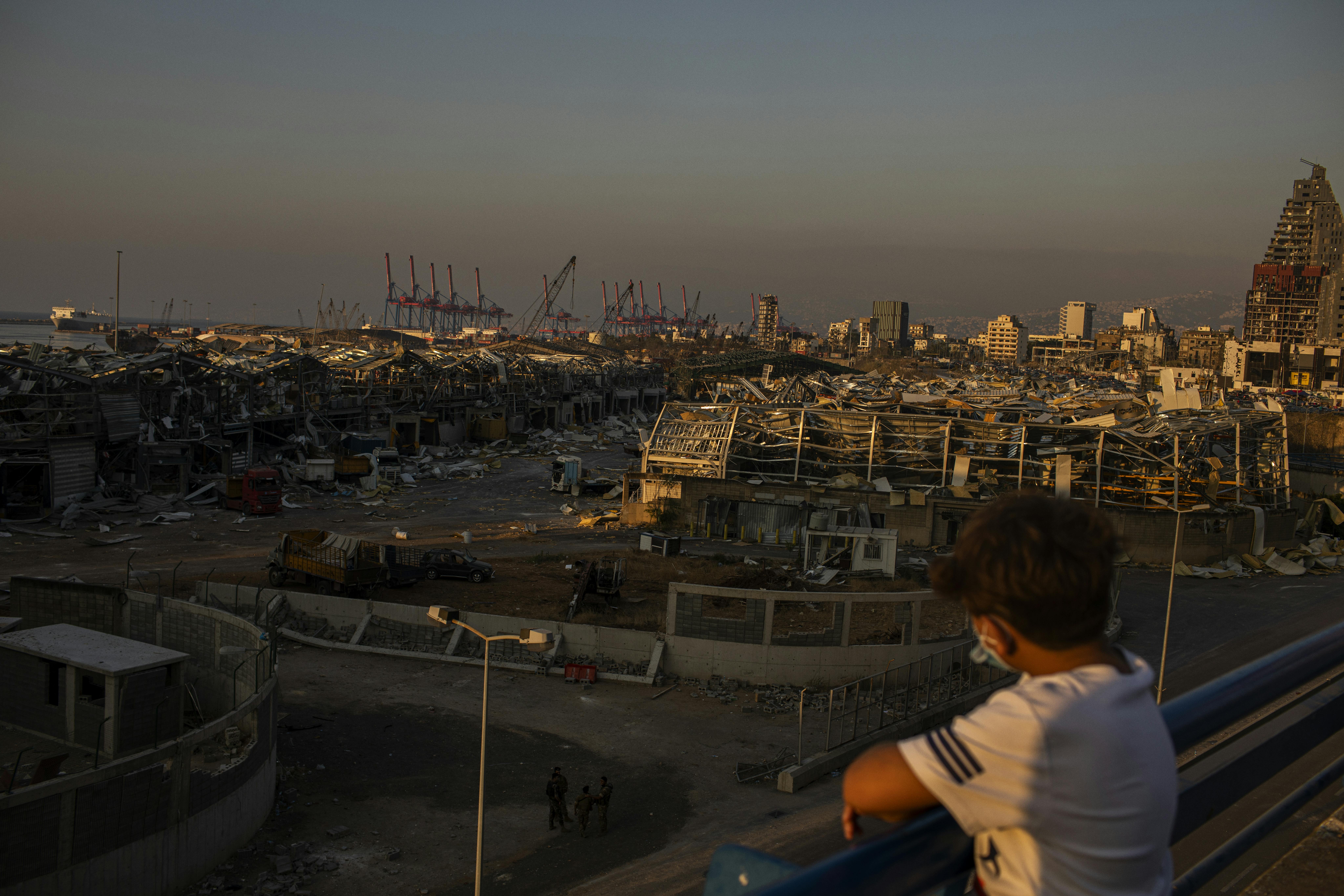 Un bambino libanese guarda l'area del porto di Beirut esplosa il 6 agosto 2020