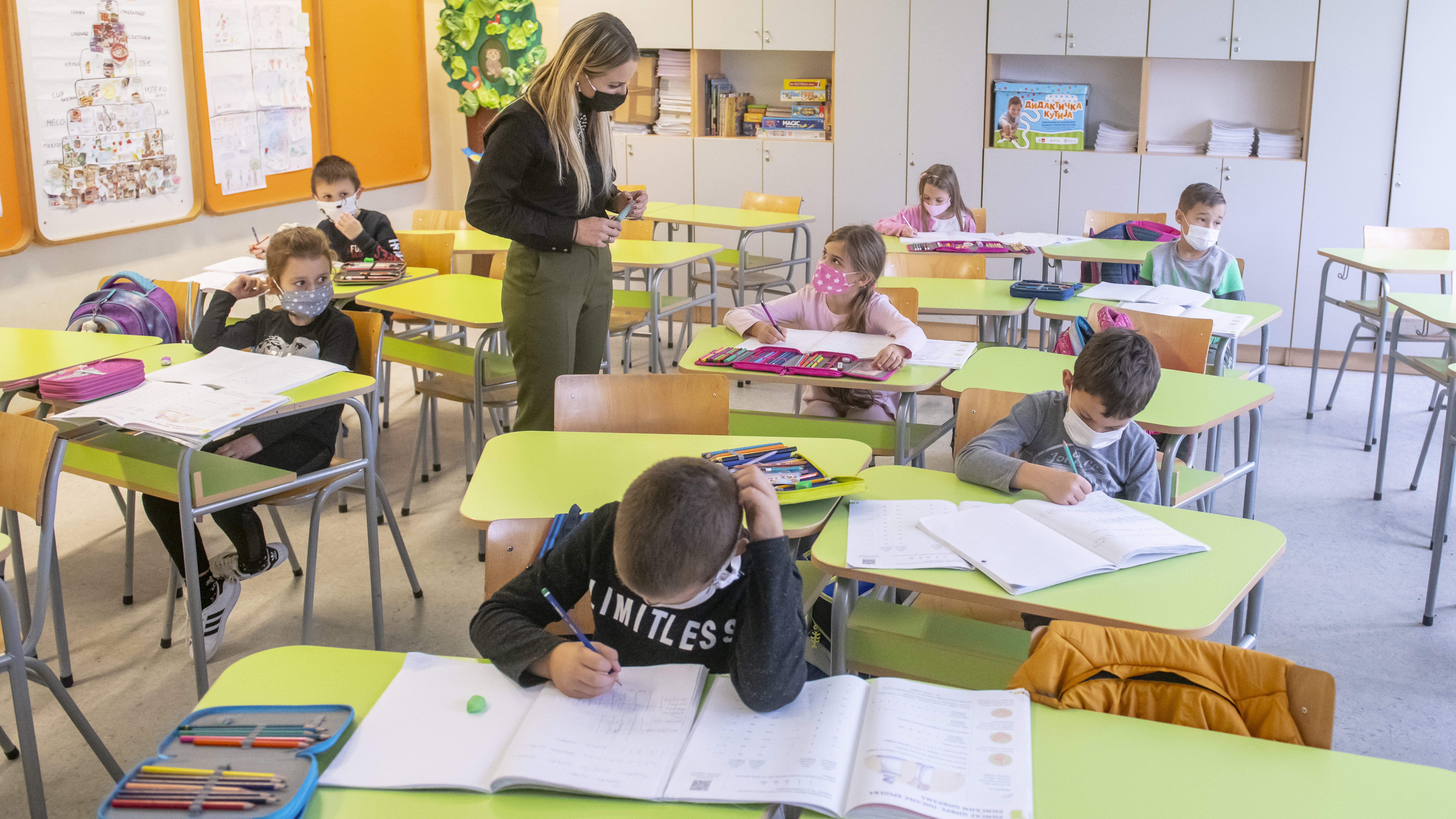 Serbia, alunni in una classe di primo grado durante la pandemia da covid