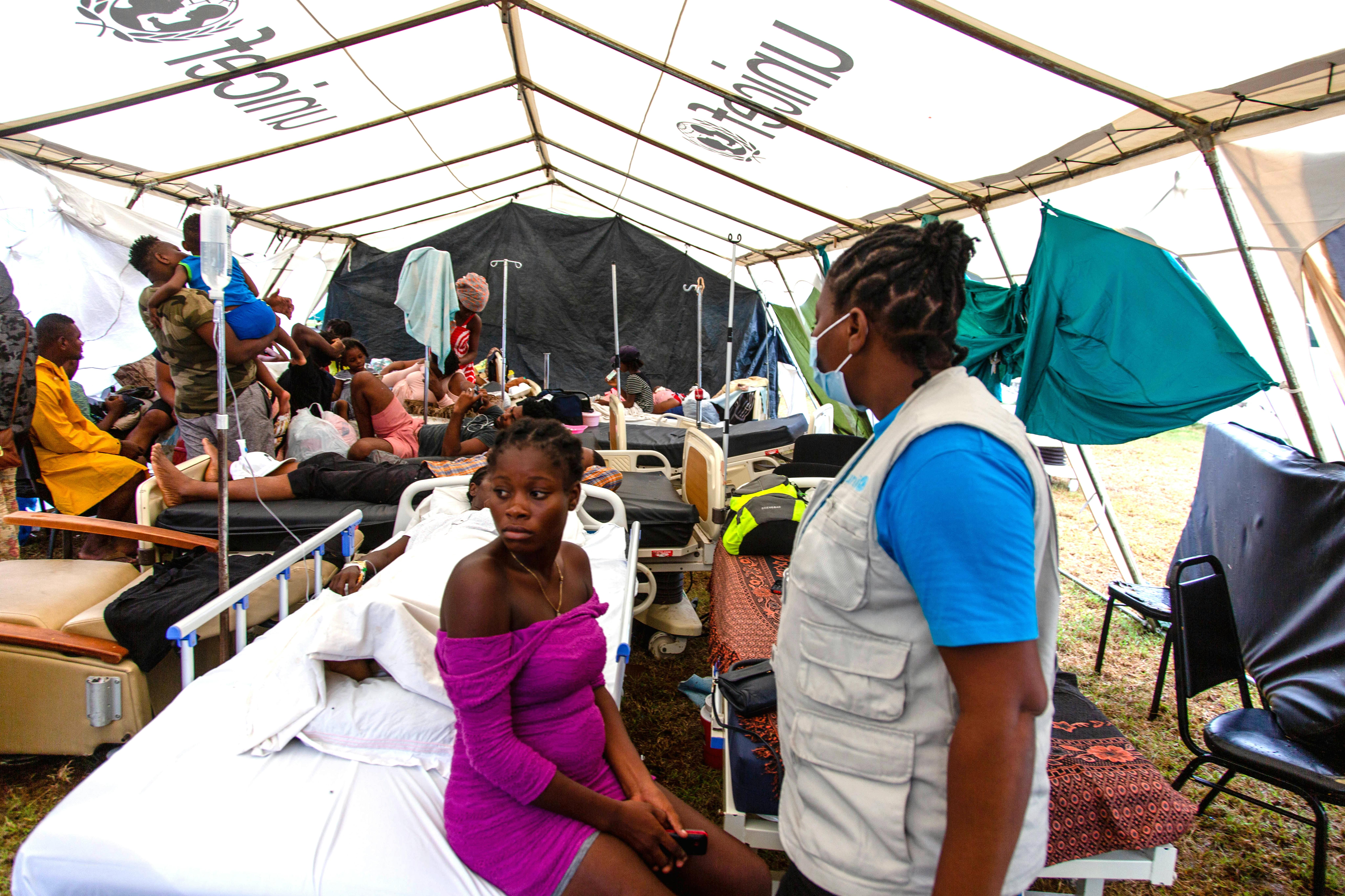 Eveline Dominique Chery, operatrice UNICEF, visita i pazienti dell'Ofatma Hospital di Les Cayes. Si trovano in una delle tende allestite dall'UNICEF dopo il terremoto dell'agosto 2021