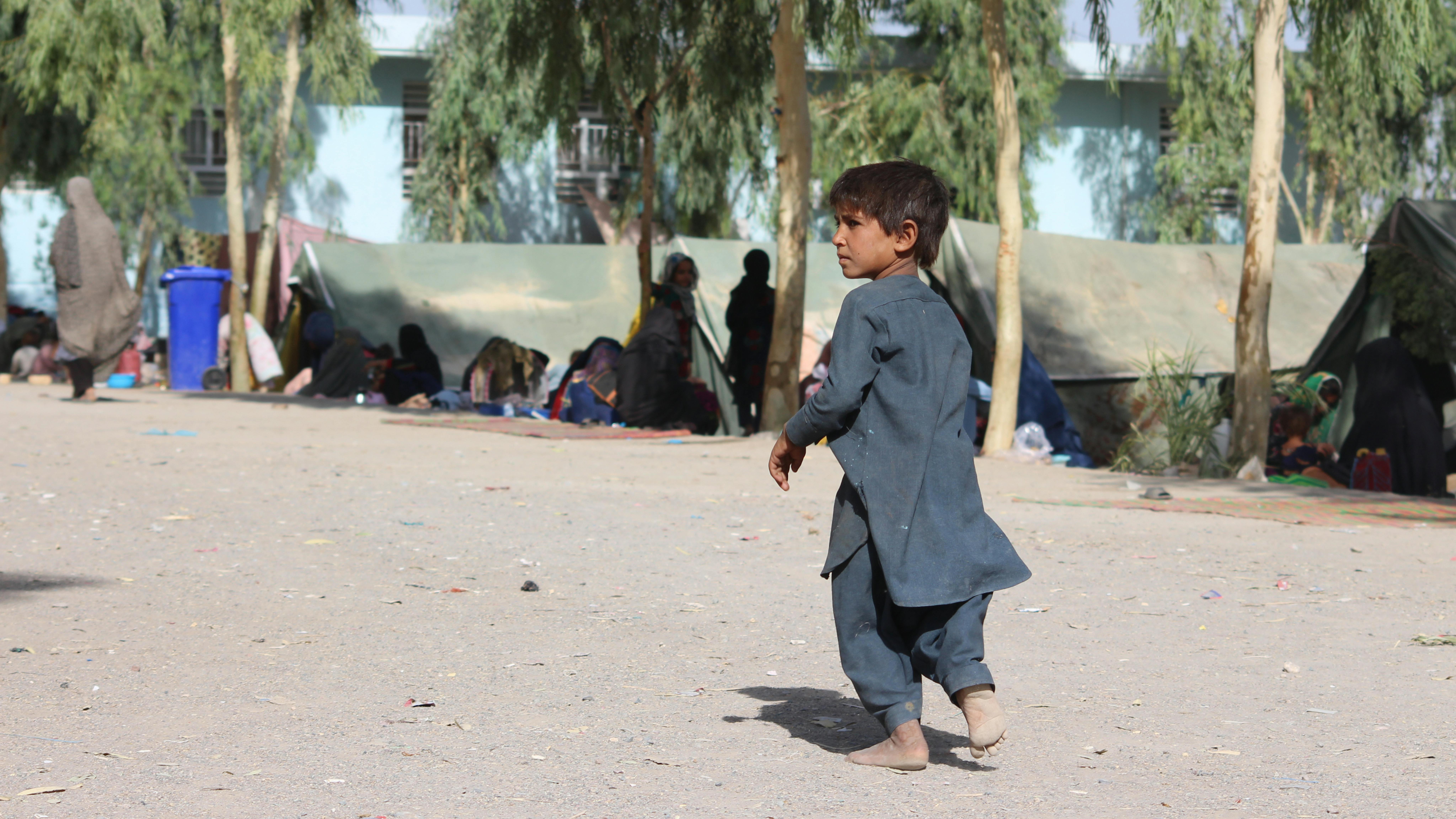 Afghanistan, un bambino nel campo di Haji per sfollati interni a Kandahar