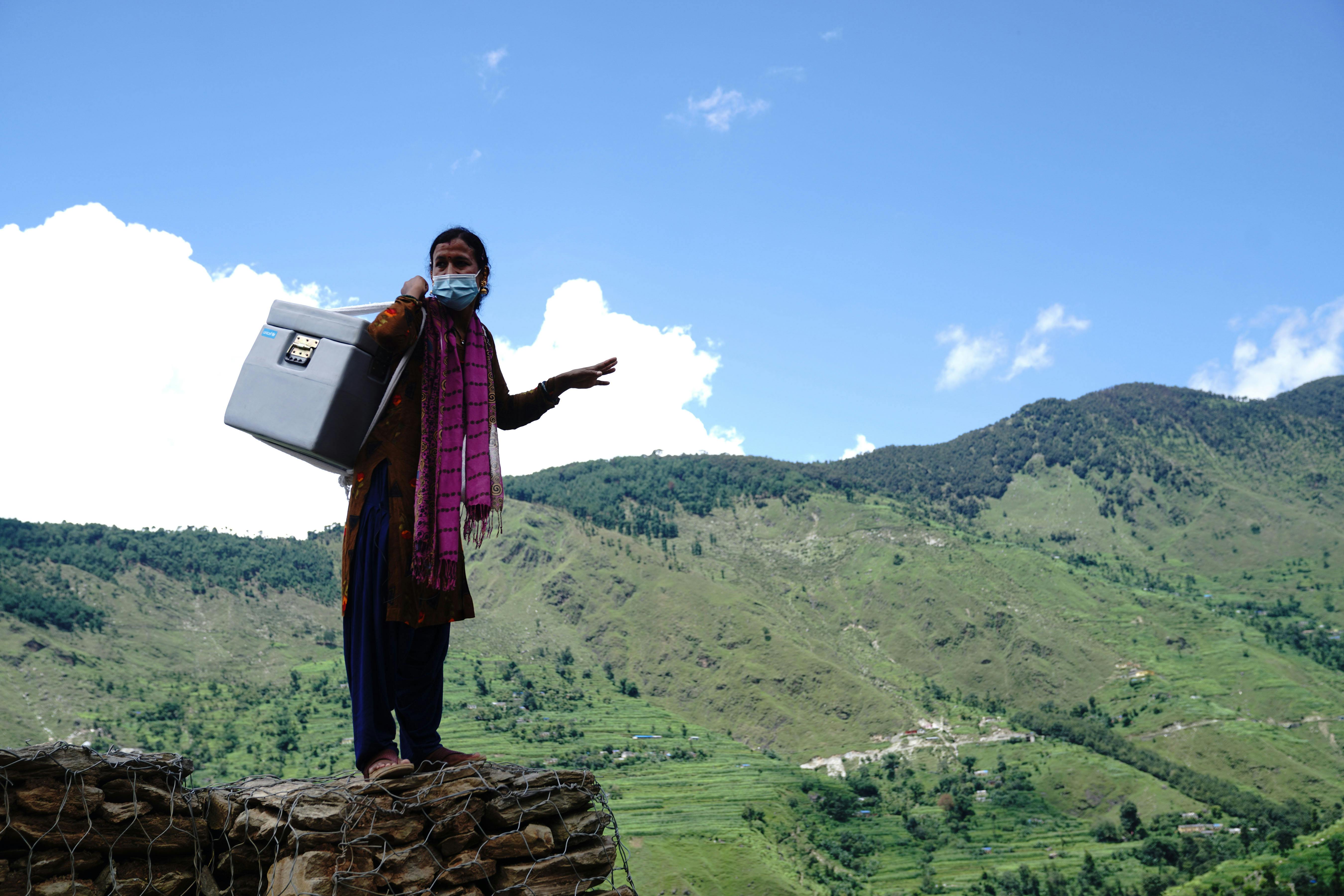 Birma, operatrice sanitaria, mentre trasporta le dosi del vaccino anti-covid Johnson & Johnson in un'area remota del Nepal