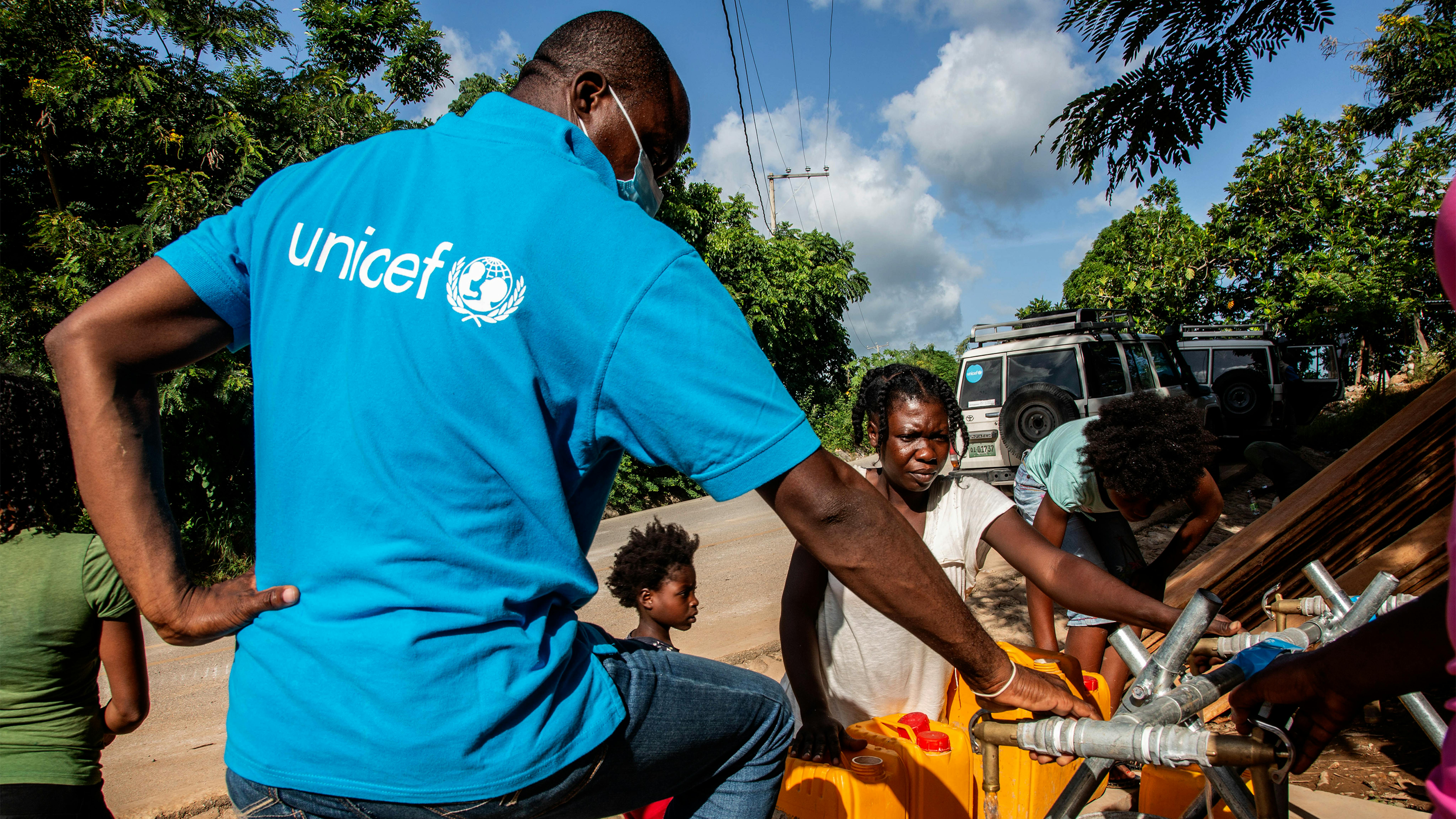 Haiti, i bambini e le loro famiglie hanno accesso ad acqua pulita e sicura in una delle quattro stazioni idriche supportate dall'UNICEF