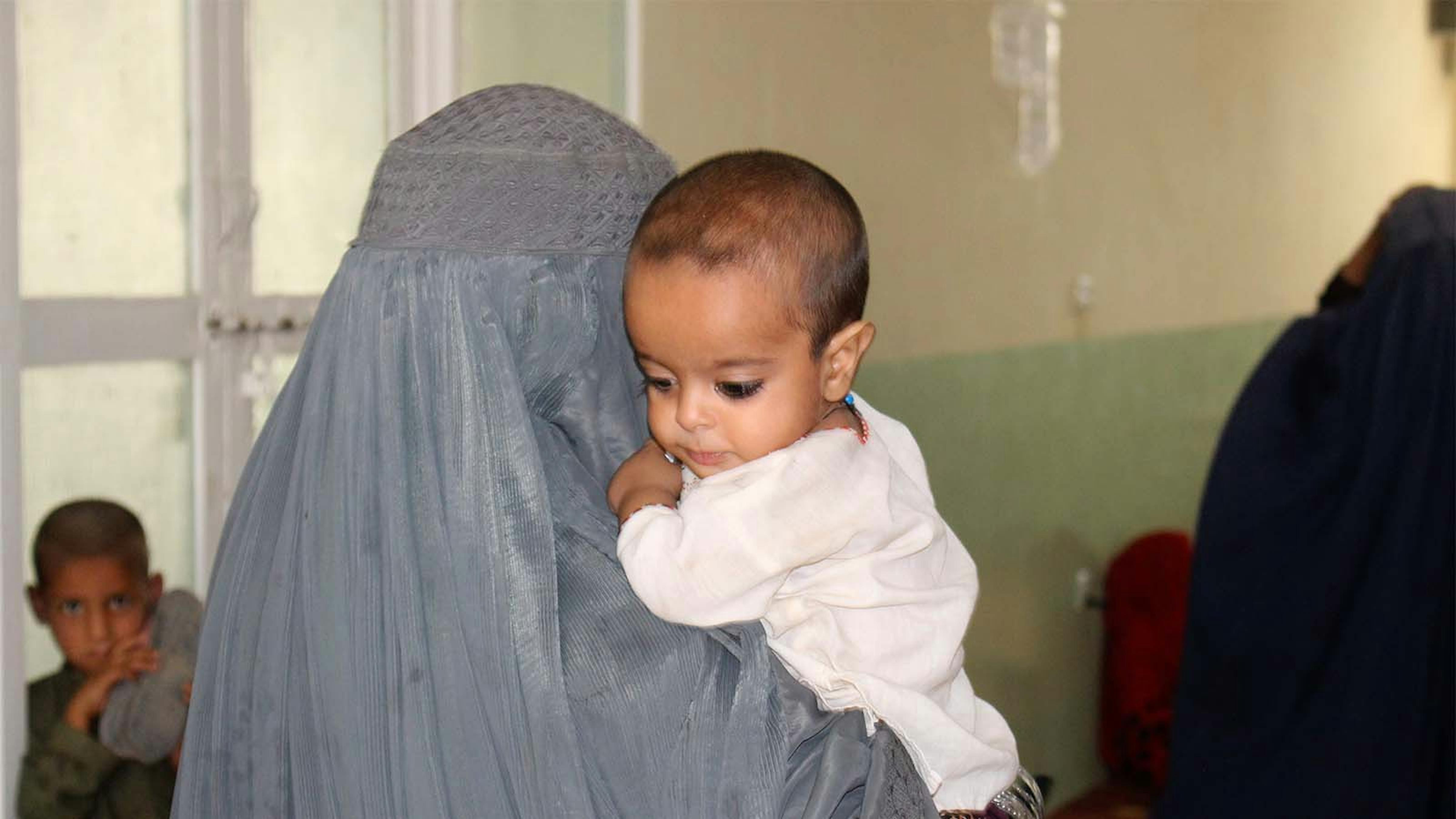 Afghanistan, mamma con bambino nel campo per sfollati a Kandahar