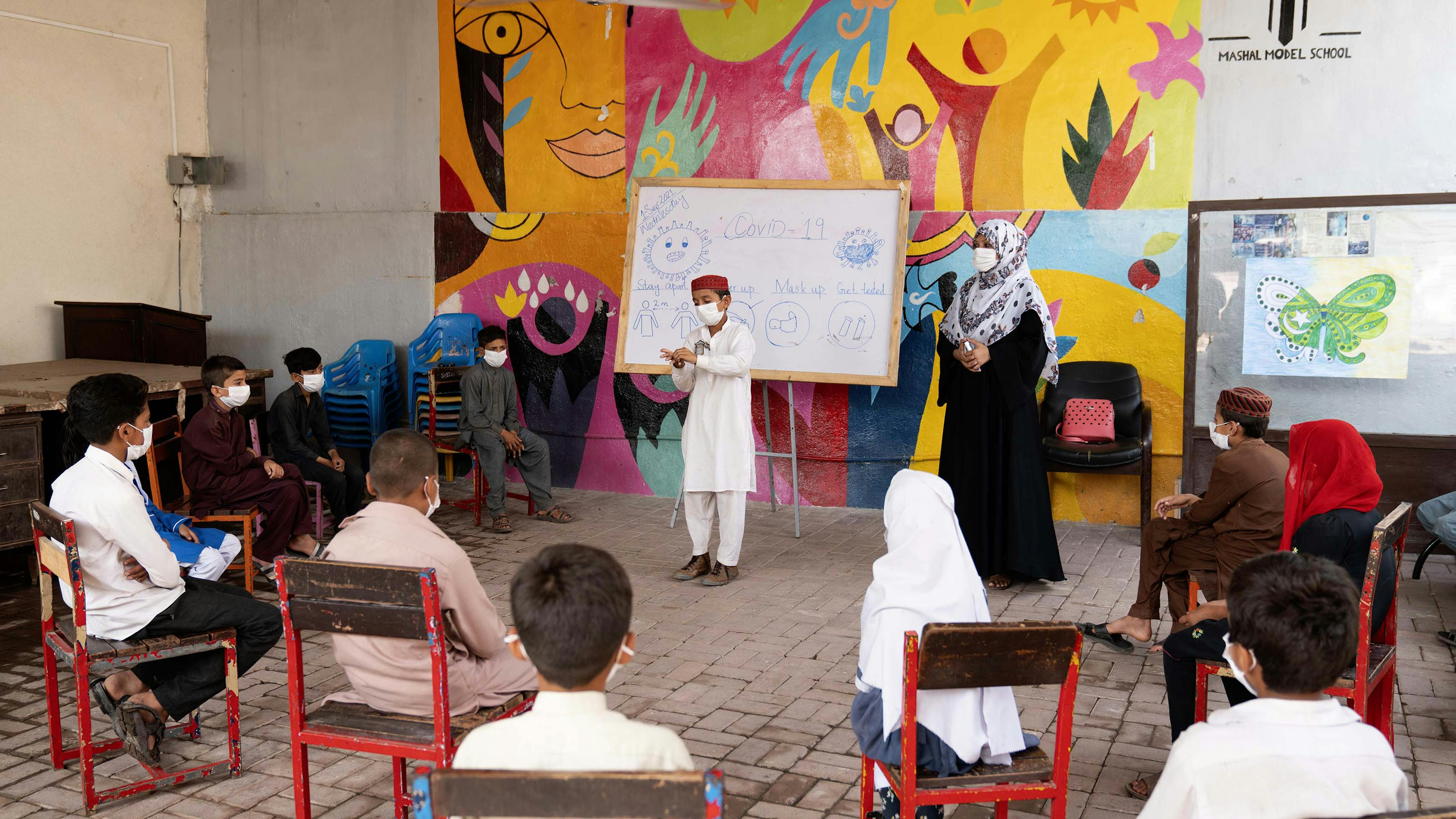 Pakistan, alunni seguono la lezione mantenendo il distanziamento e la mascherina