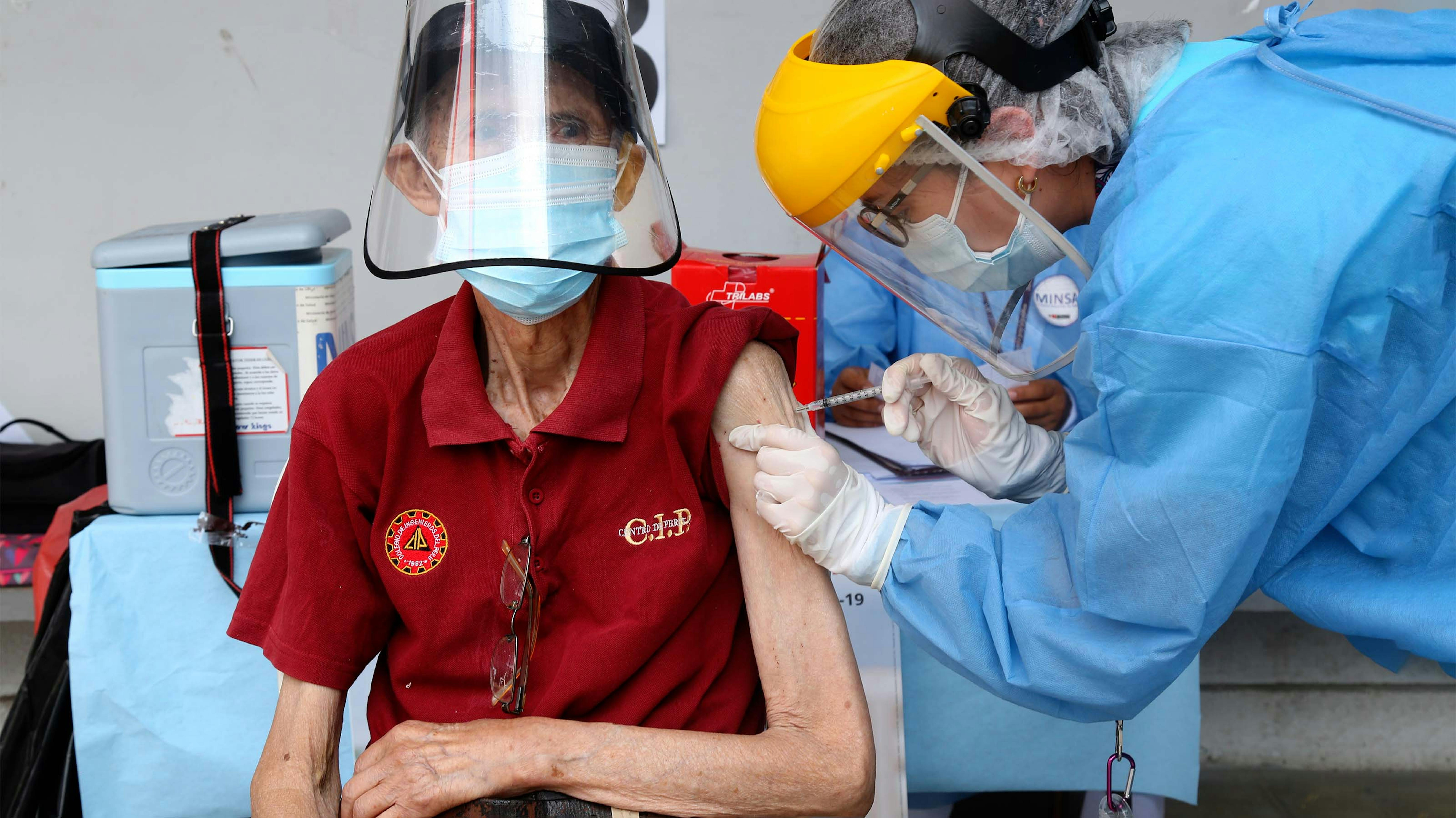 Perù, un anziano riceve la vaccinazione anti COVID-19 fornita dall'iniaziativa COVAX