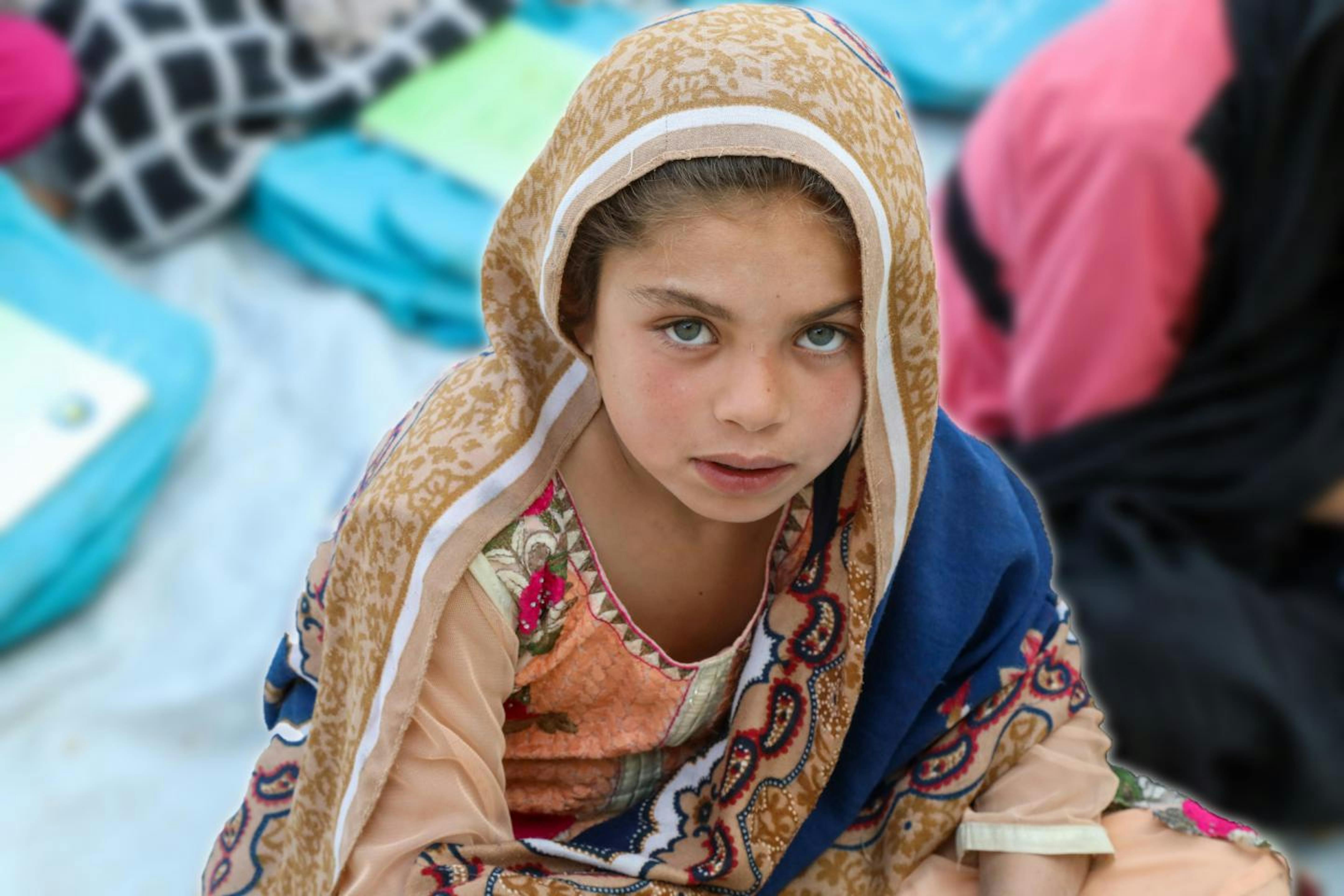 Afghanistan: questa bambina si trova presso il Community Based Education (CBE) di Miirwais Meena supportato dall'UNICEF. Qui i bambini possono ricevere un'istruzione in comunità remote e sottoservite dove non esistono scuole formali e/o si trovano molto lontano dalle loro aree residenziali