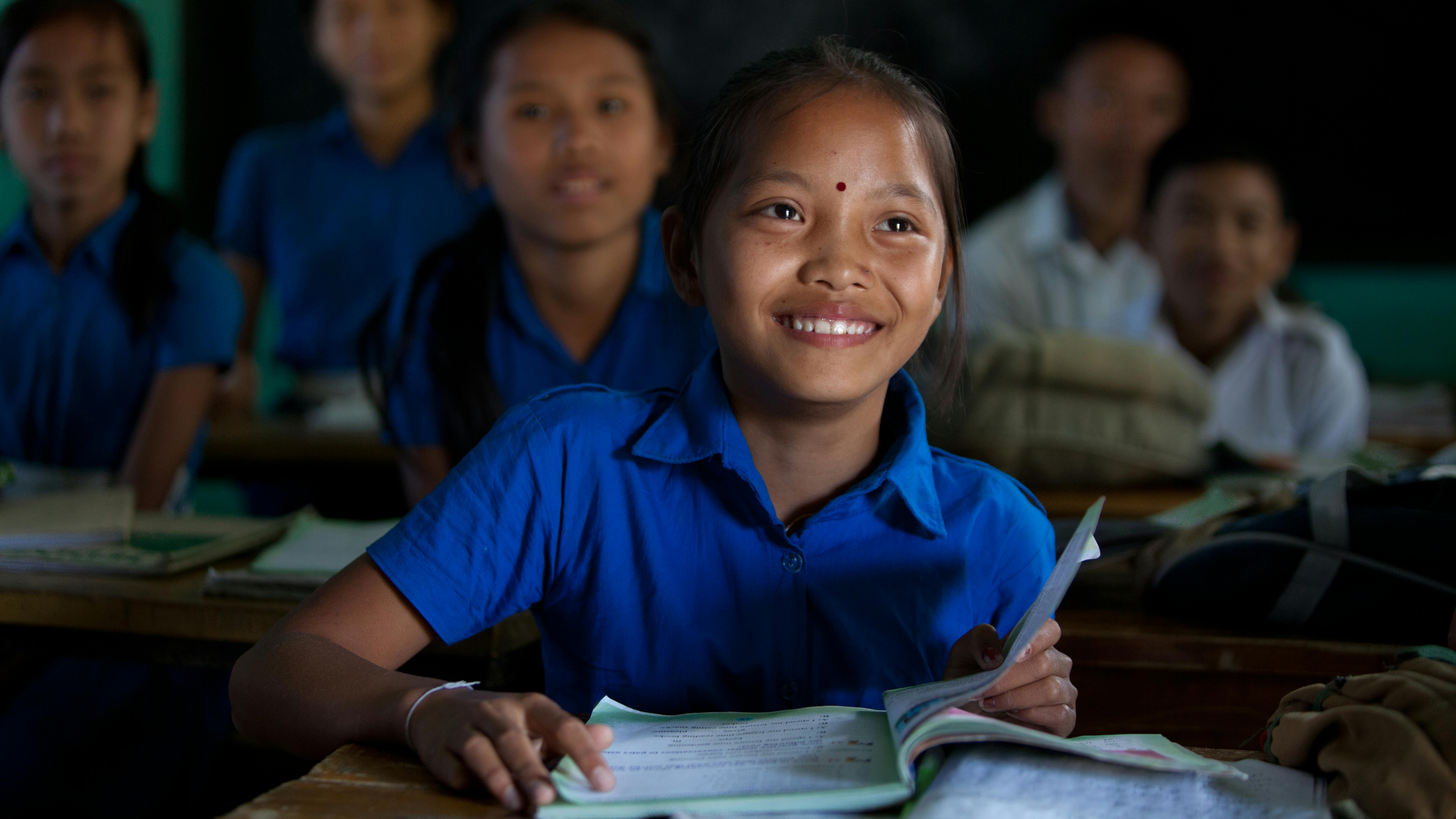 Bangladesh, Anamika Chakma, 10 anni,  segue con gioia  la lezione alla So Golachhari Government Primary School 