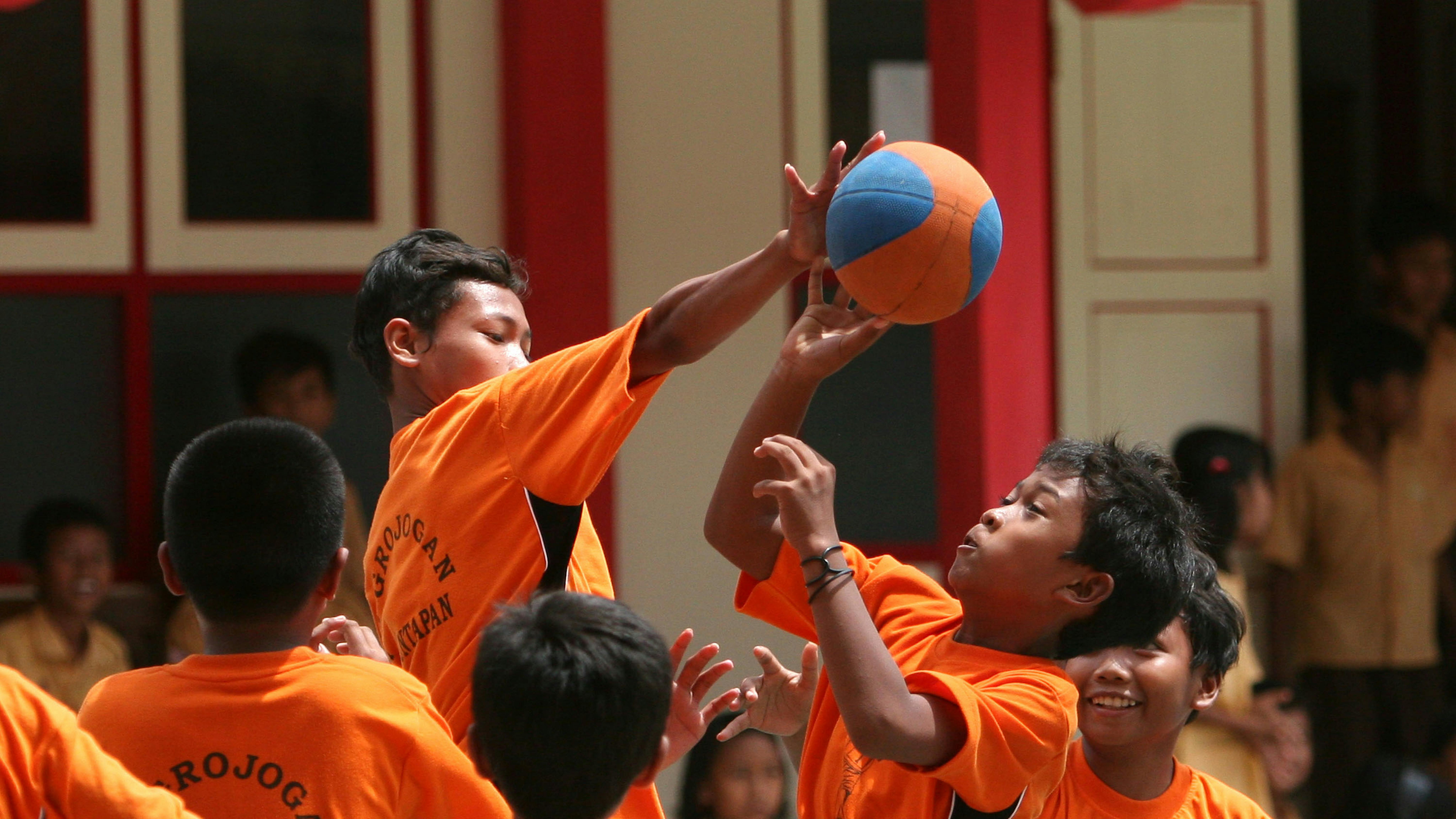 Indonesia, bambini giocano a pallacanestro a scuola