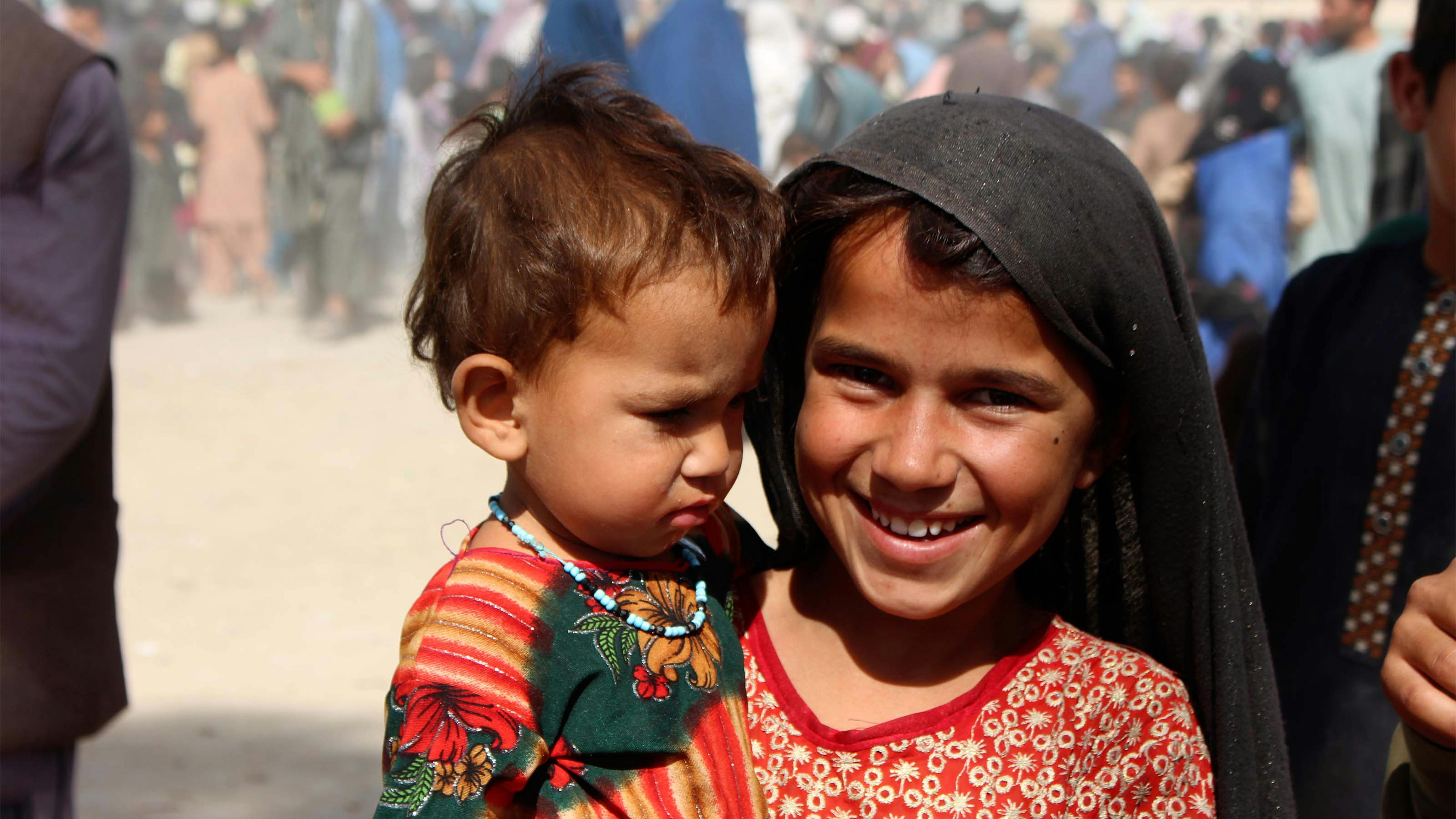 Afghanistan, due bambini nel campo per sfollati interni Haji a Kandahar