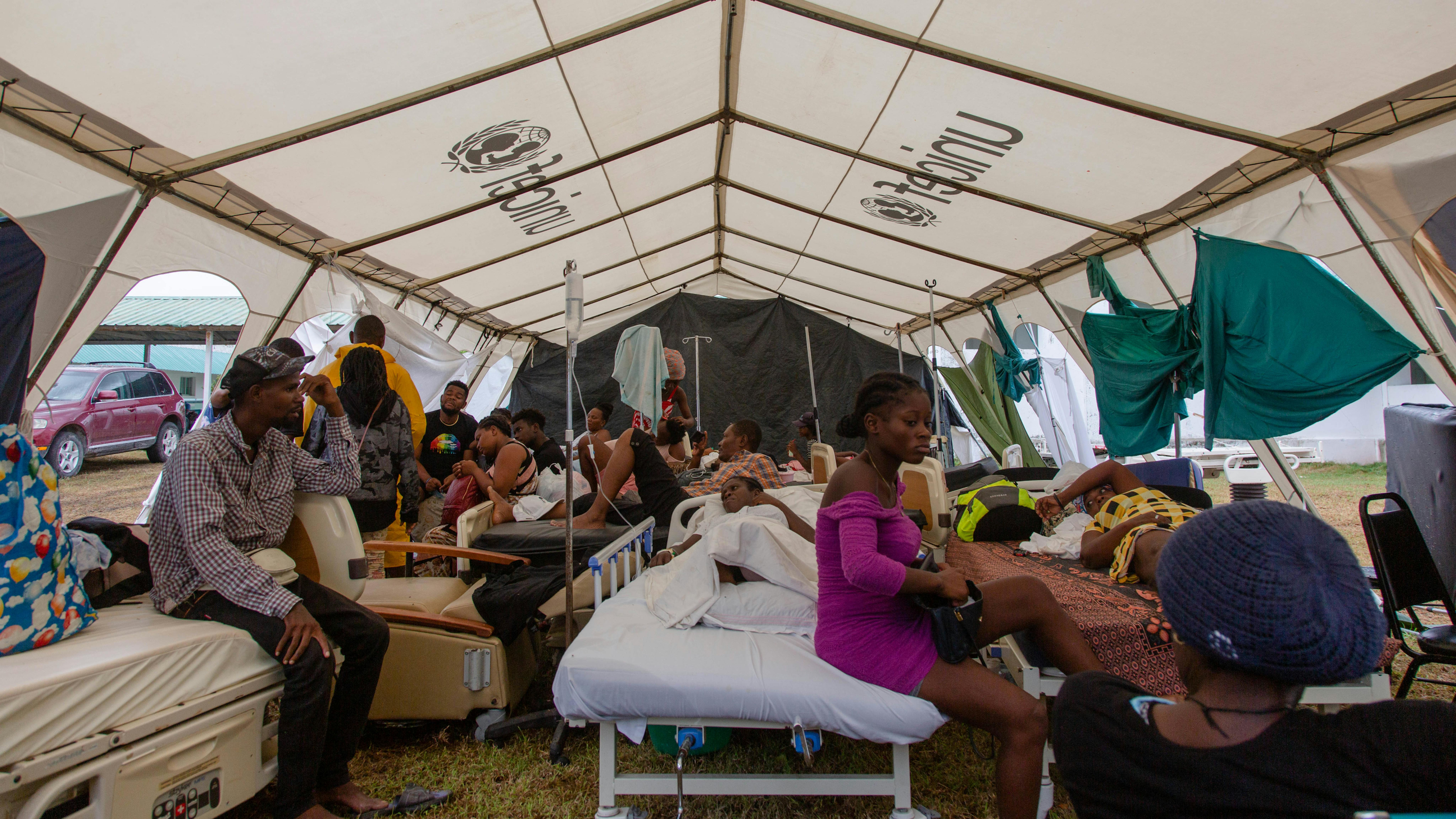 Haiti, famiglie con bambini in una tenda ospedale in attesa di essere assistiti