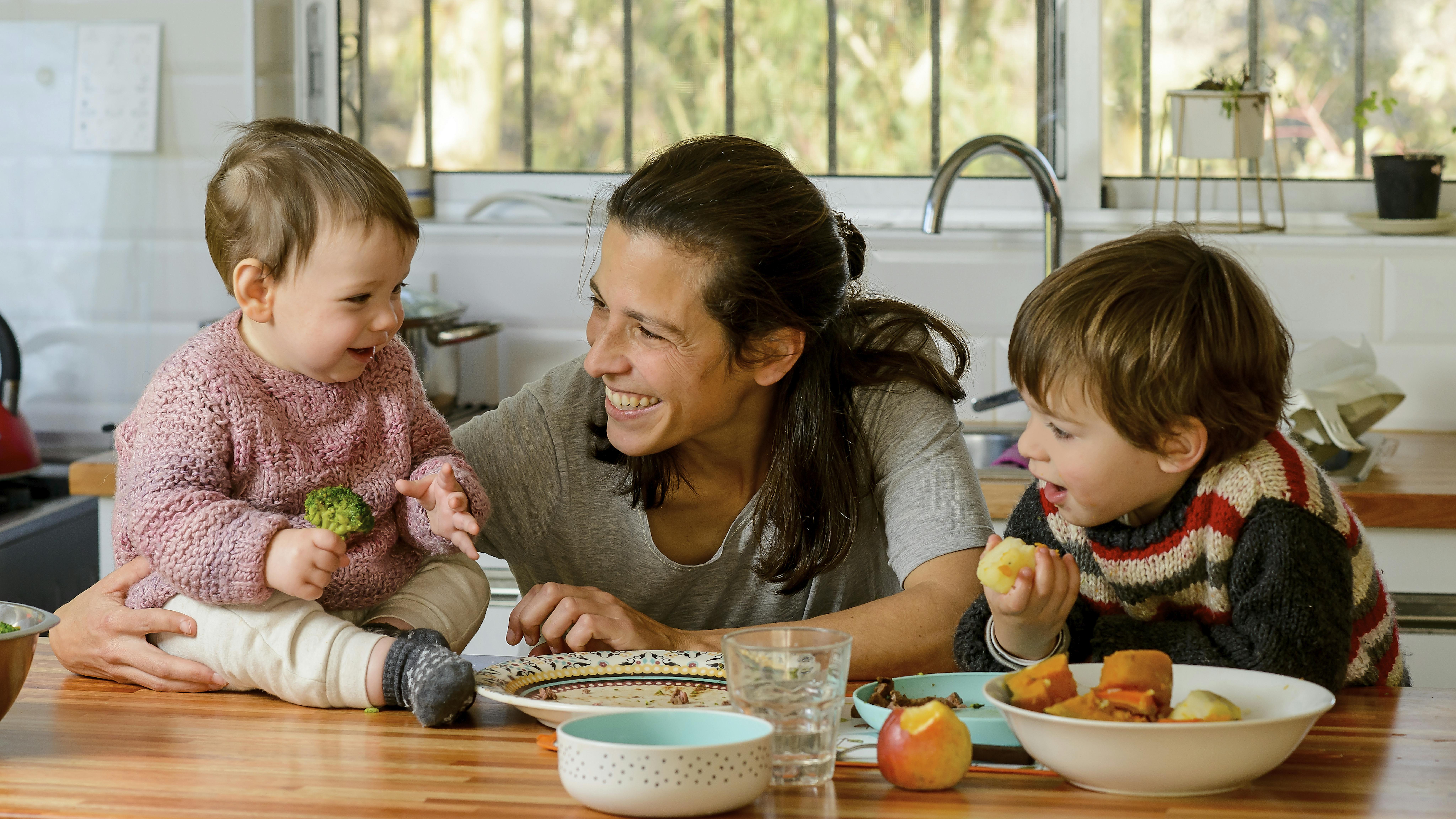 Uruguay, Joaquín, 2 anni, e Clara, 8 mesi, pranzano insieme alla mamma Rosina