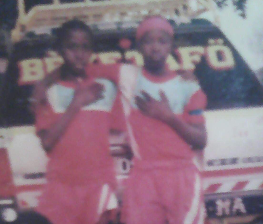 Cherif (a destra) a 10 anni assieme a un compagno di squadra, durante il suo primo torneo di calcio a 5 in Guinea.