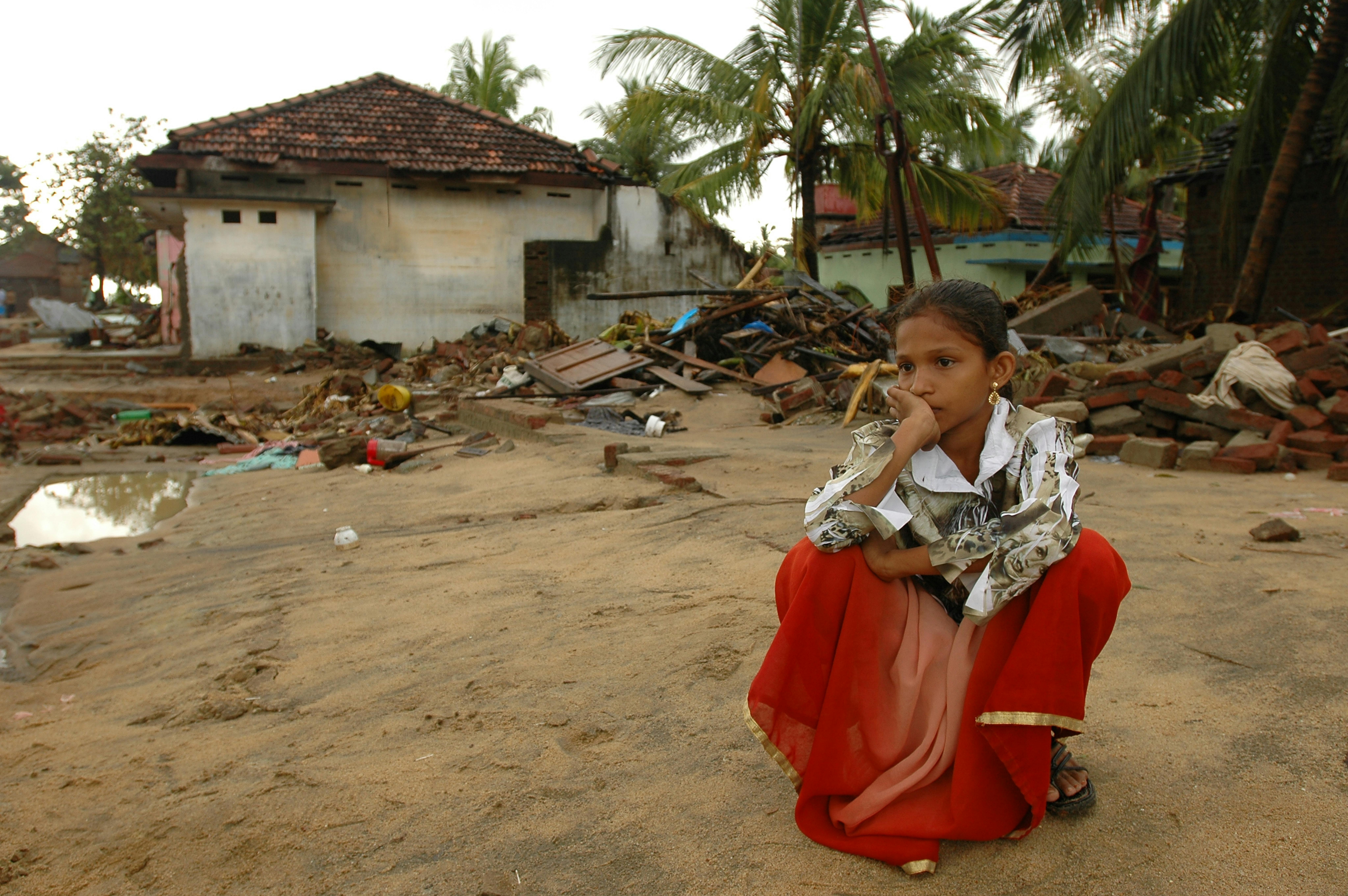 2004, tsunami nell'Oceano Indiano. Hasina, 11 anni, nel luogo in cui una volta sorgeva la sua casa, completamente distrutta quando lo tsunami ha inondato il suo villaggio in Sri Lanka.