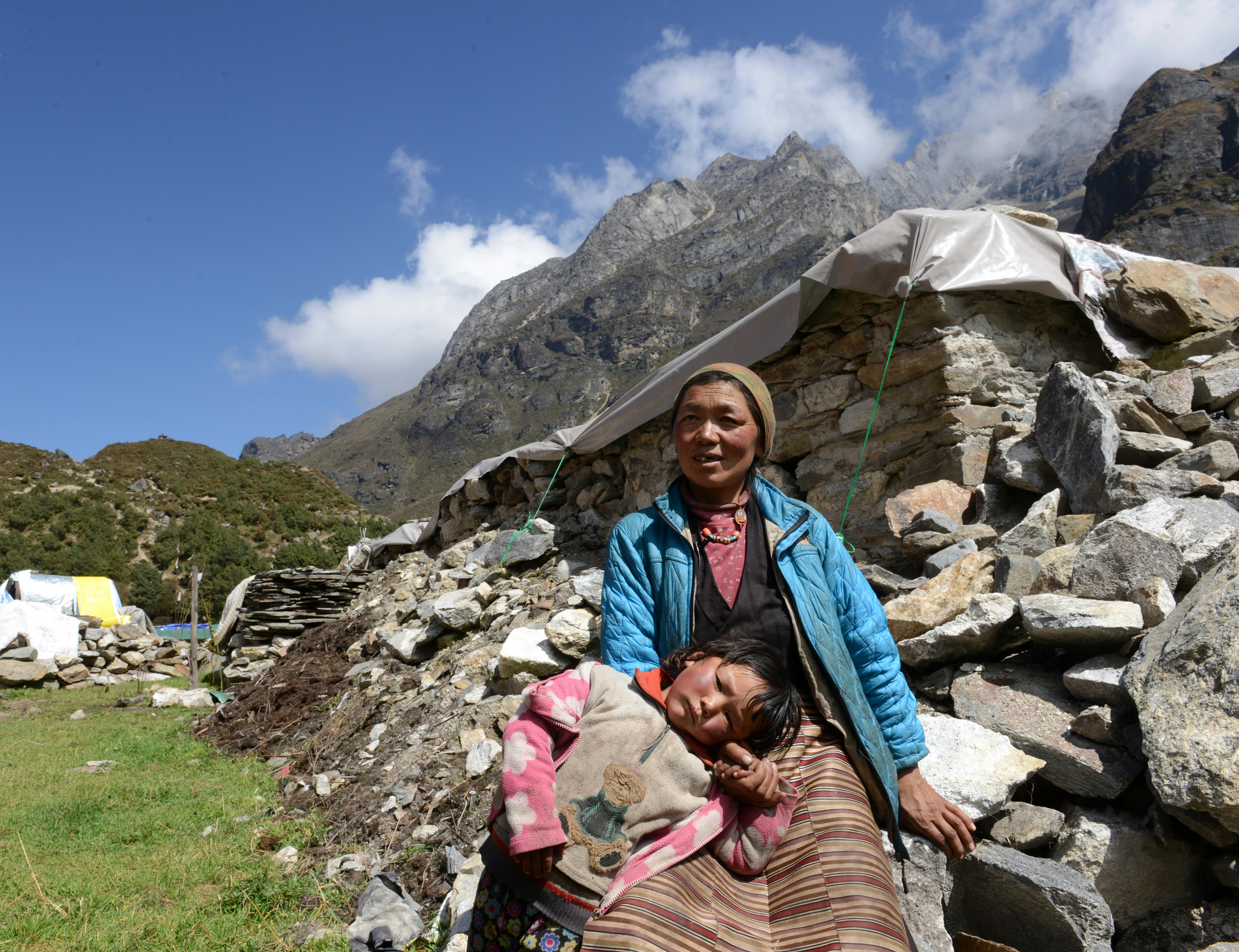 2015, terremoto in Nepal. Ang Dolker, 5 anni, e sua madre vedova Daati Sherpa si trovano fuori daloro casa danneggiata dal terremoto nel distretto di Solukhumbu.