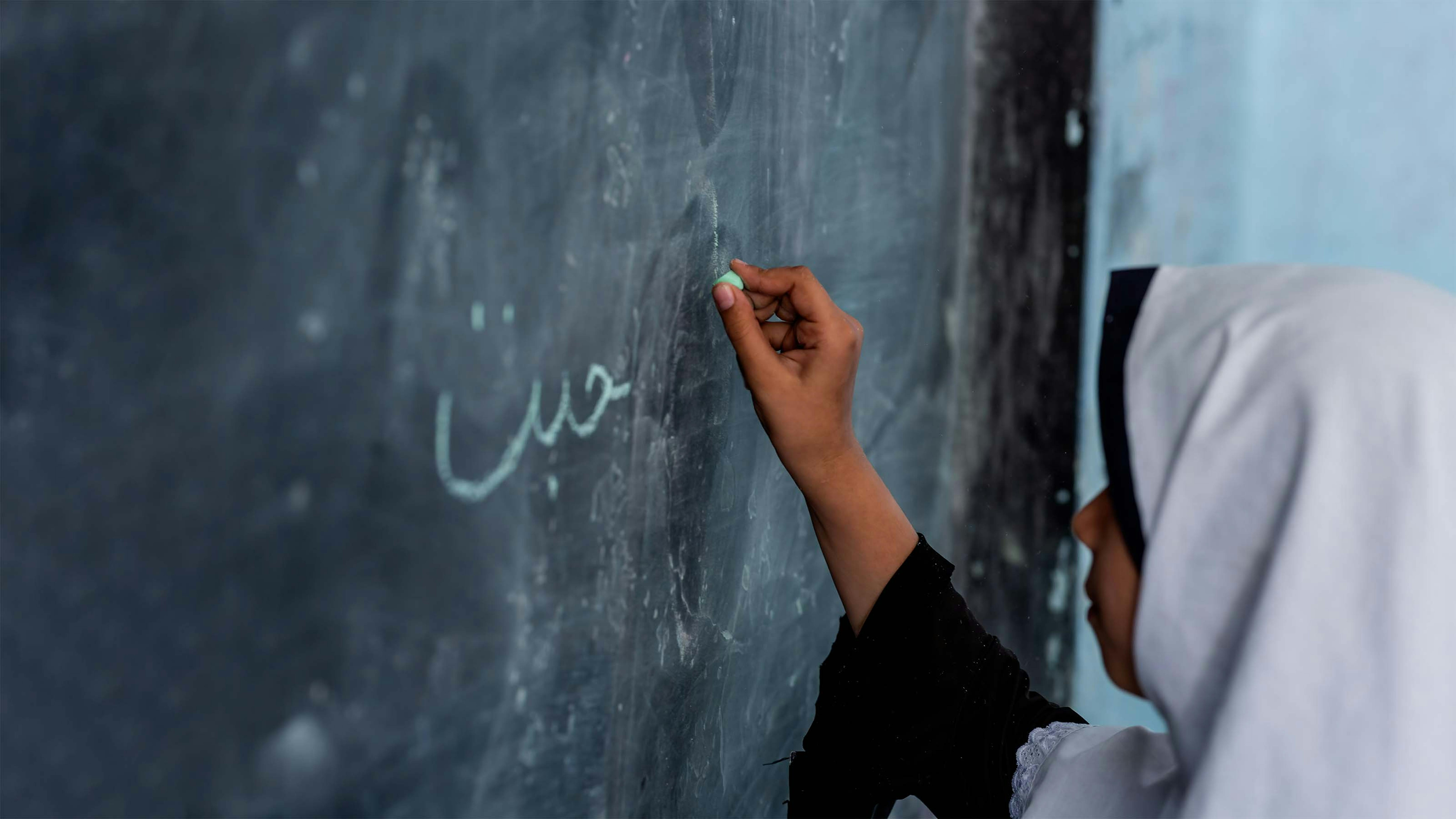 Afghanistan, ella scuola femminile Goharshad Begum di Herat, le studentesse hanno ricominciato a studiare. 