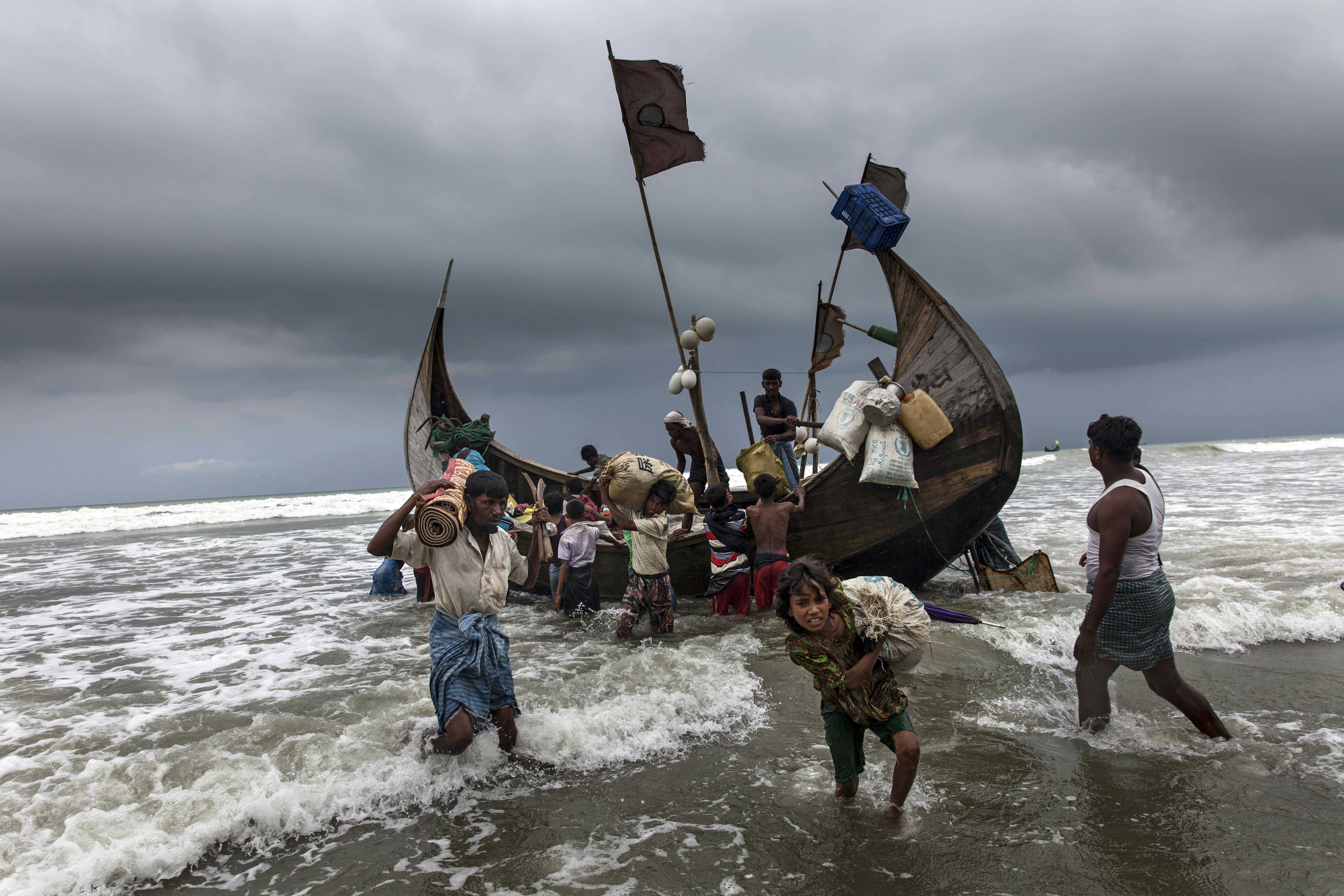 Bangladesh, 2017. Rifugiati Rohingya sbarcano a terra dopo aver viaggiato dal Myanmar nel Golfo del Bengala fino in Bangladesh, nel distretto di Cox's Bazar