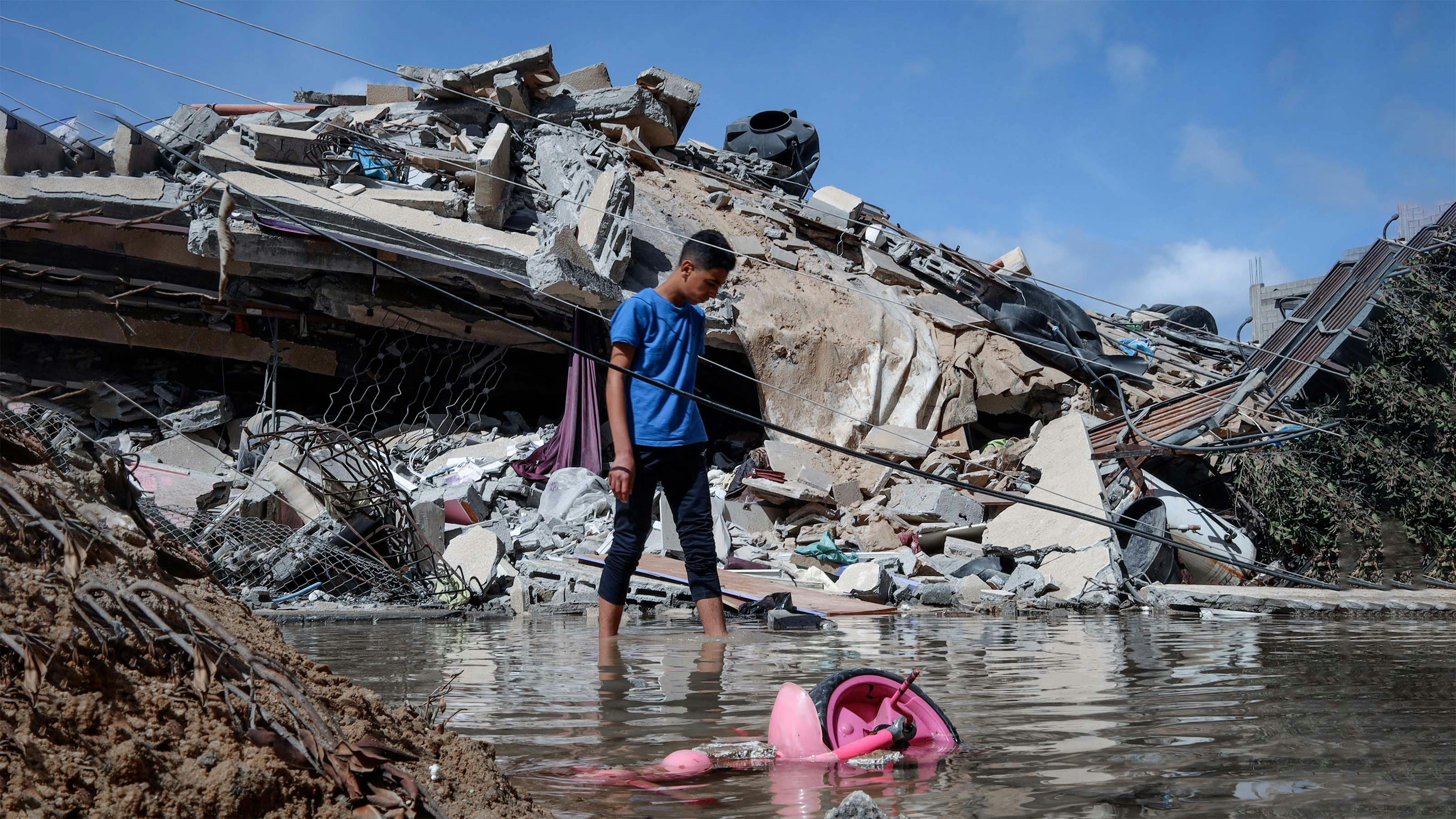 Palestina, un ragazzo palestinese ispeziona la sua casa dopo l'attacco degli aerei da guerra israeliani a Gaza City 