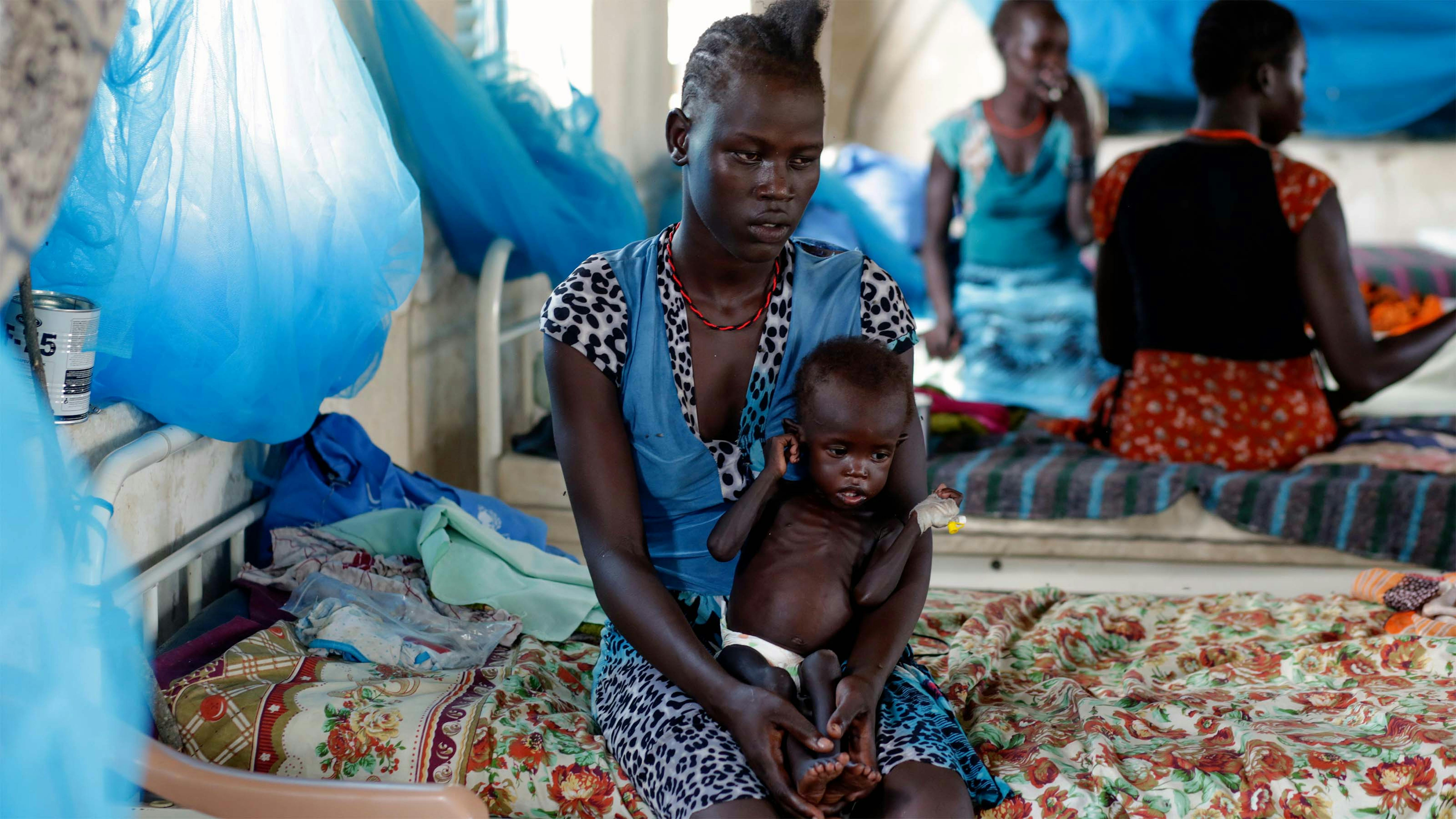 Sud Sudan, 2015. Una mamma con il suo bambino, fuggiti dalla loro casa, sono in cura presso l'ospedale di Pibor