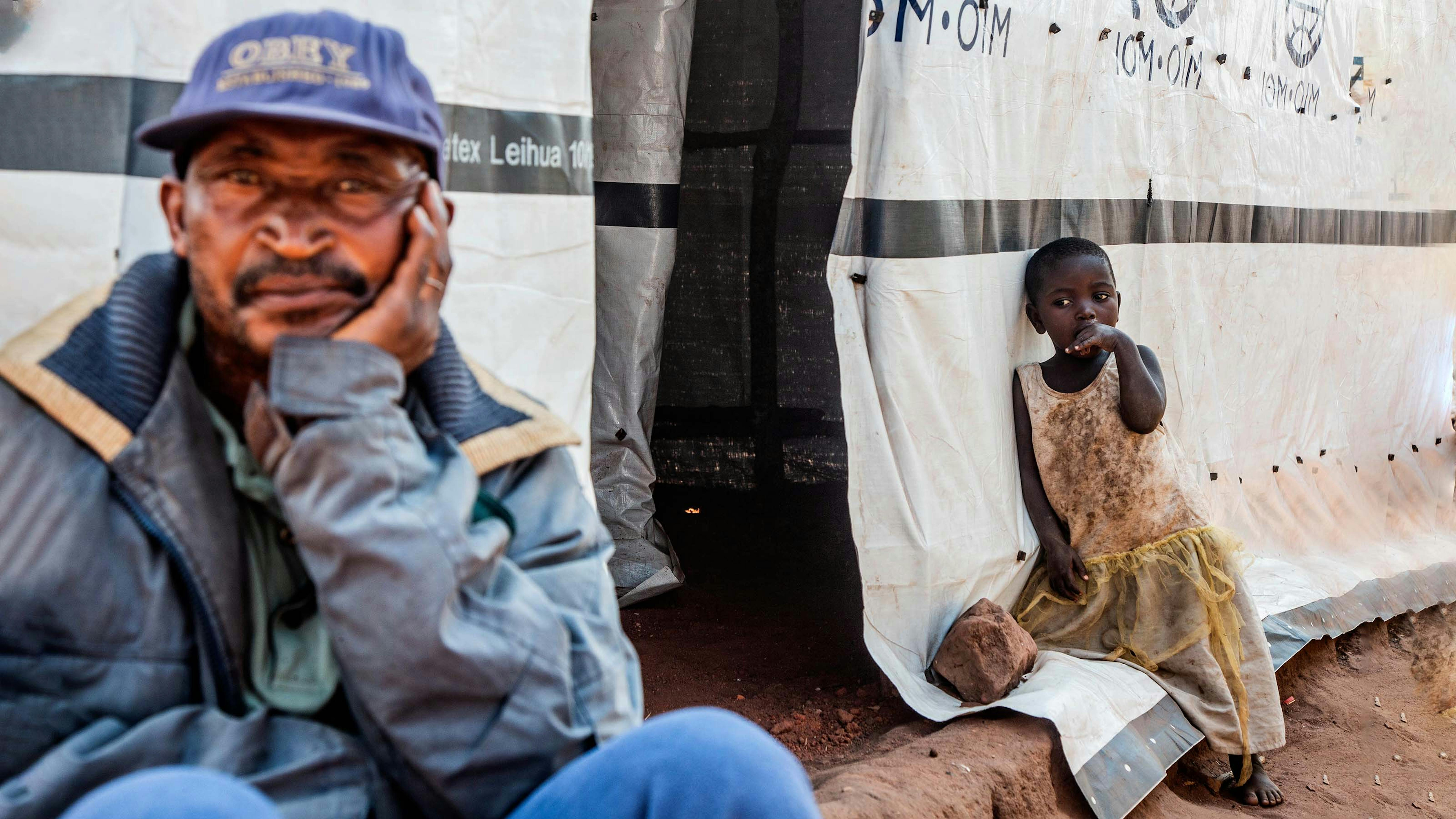 Repubblica Democratica del Congo, 2021. A seguito di un attacco armato al villaggio di Mukumba, nella provincia del Tanganica, questa famiglia insieme a molte altre si è trasferita nella cittadina di Kalemie, dove ha trovato rifugio nei campi per sfollati