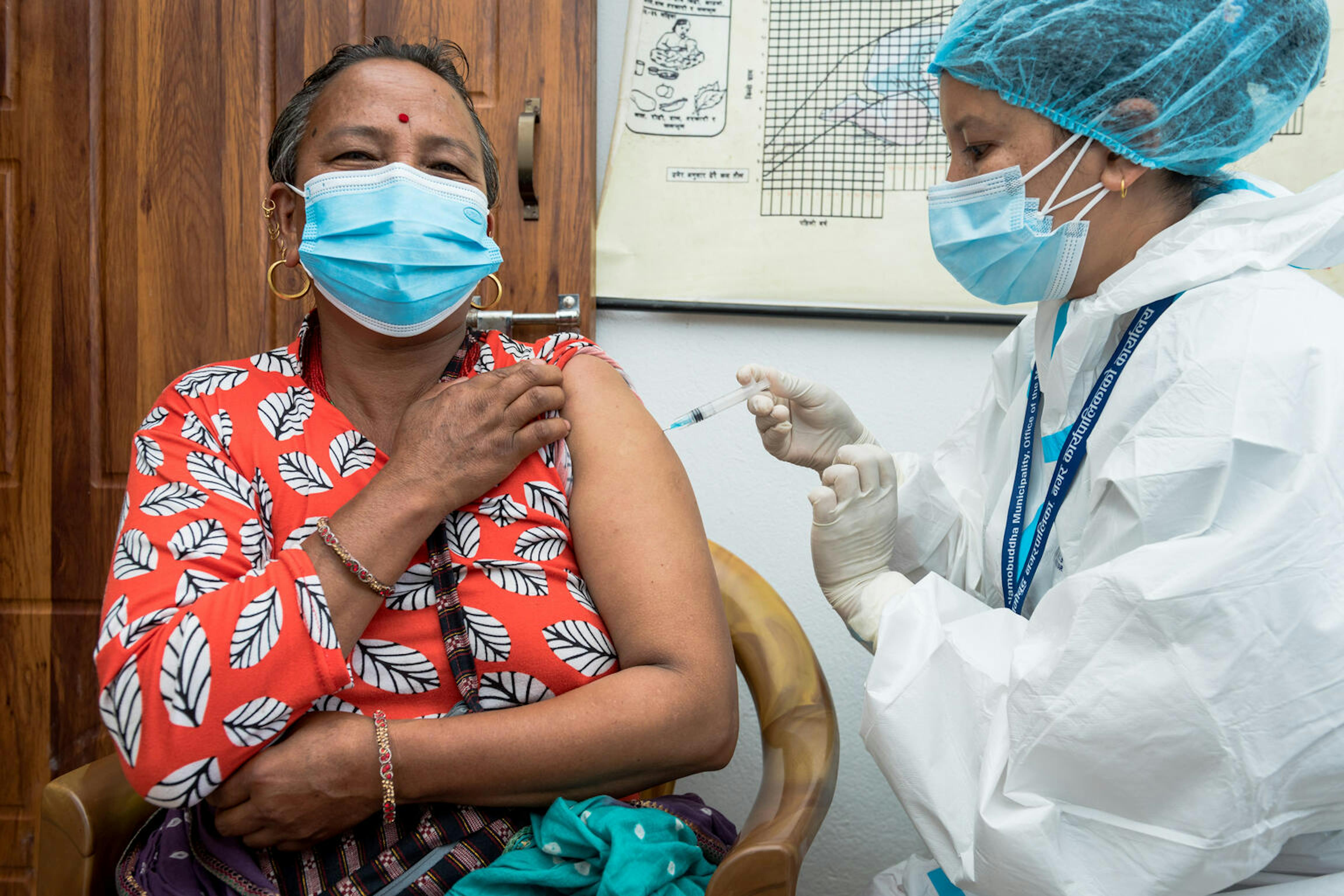Luglio 2021 , al Dapcha Health Post nel Distretto di Kavre nel Nepal centrale, Bijuli Devi Taman, 53 anni, riceve il vaccino  anti COVID 19 Johnson & Johnson donato dagli USA al Nepal attraverso il COVAX Facility
