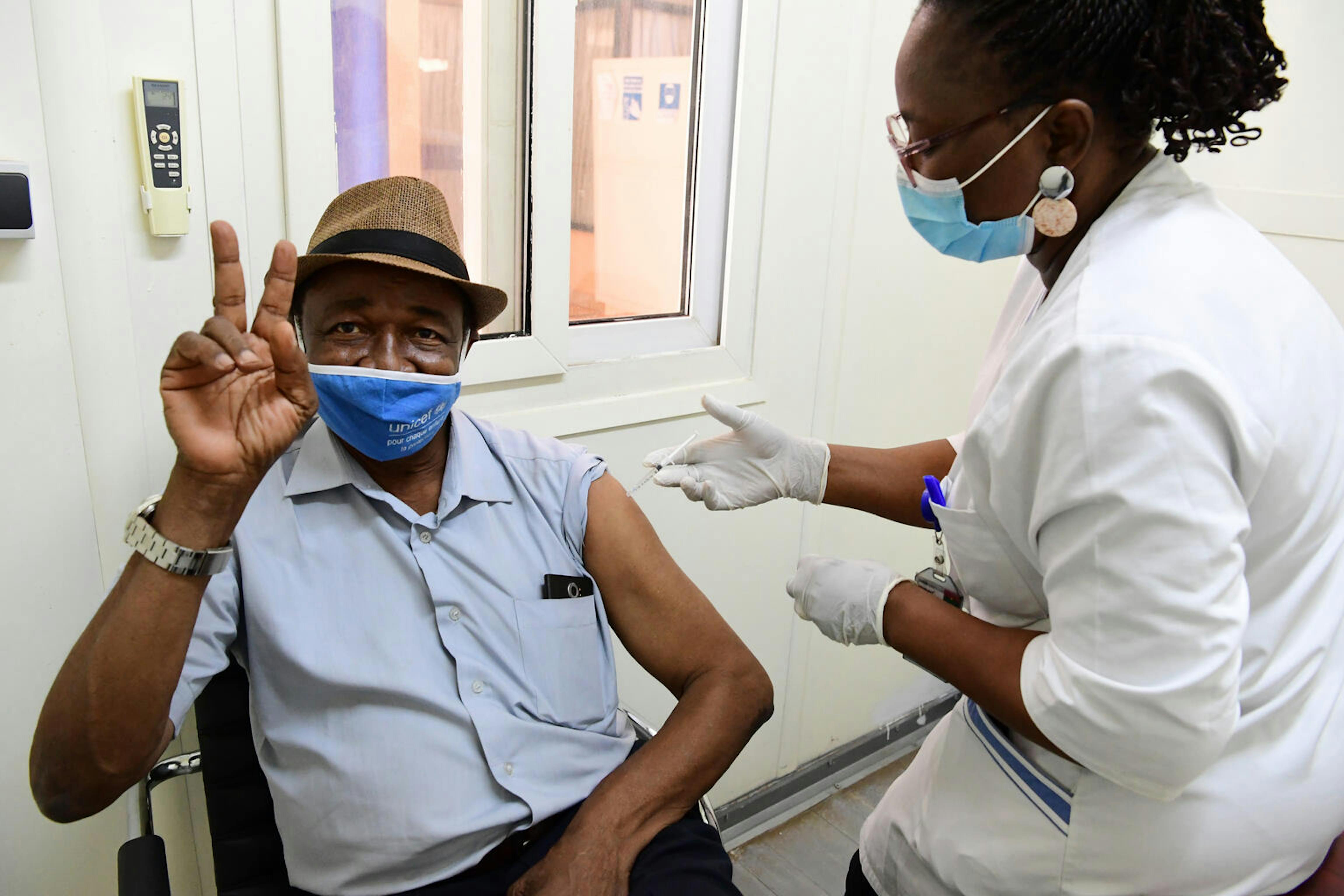 Modeste Yameogo, 63 anni, pensionato ex staff UNICEF mentre si vaccina all'ufficio UN di Ouagadougou, in Burkina Faso.