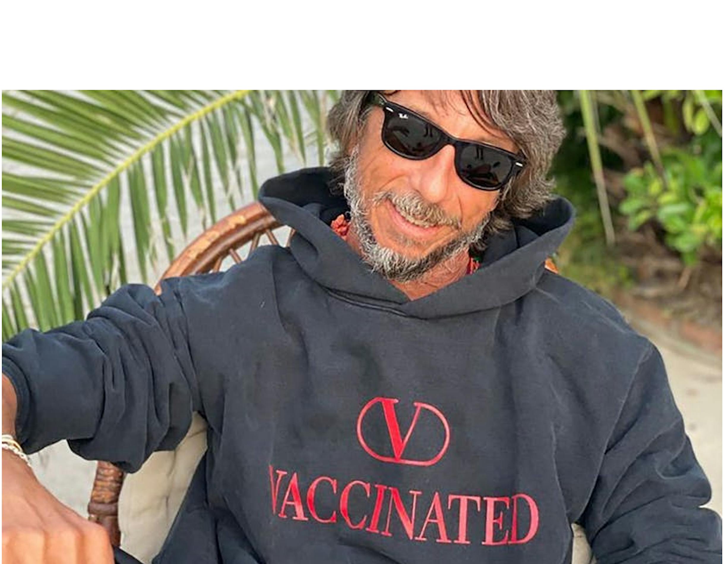 Pierpaolo Piccioli, Direttore Creativo di Valentino, mentre indossa la felpa Vaccinated