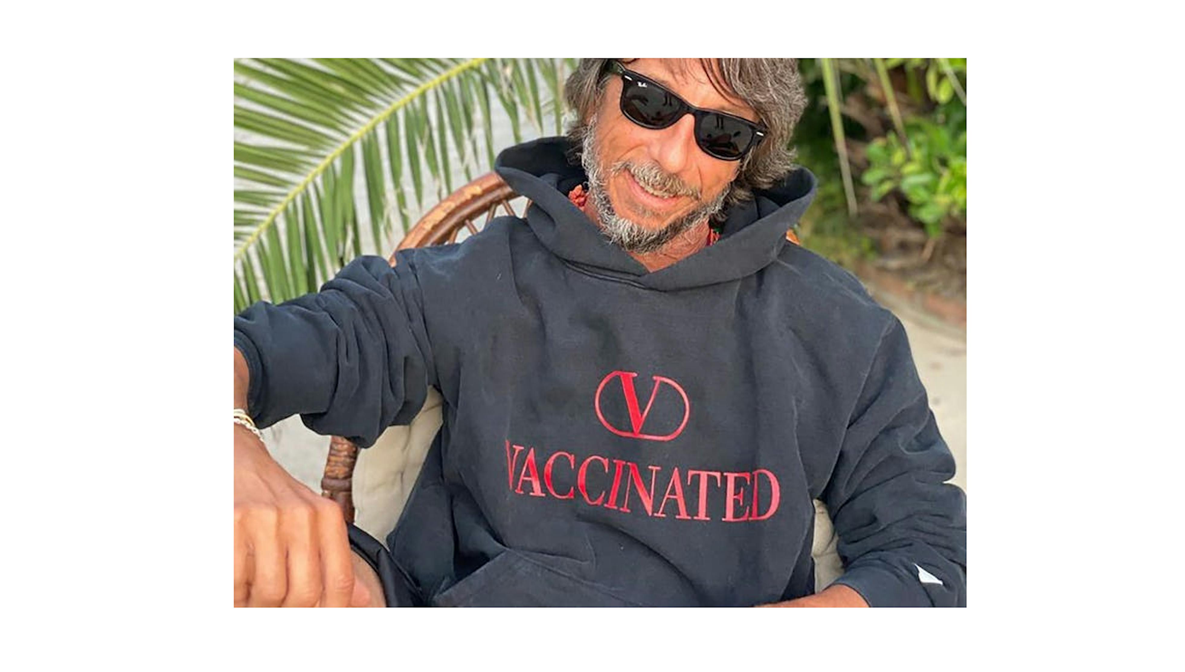 Pierpaolo Piccioli, Direttore Creativo di Valentino, mentre indossa la felpa Vaccinated