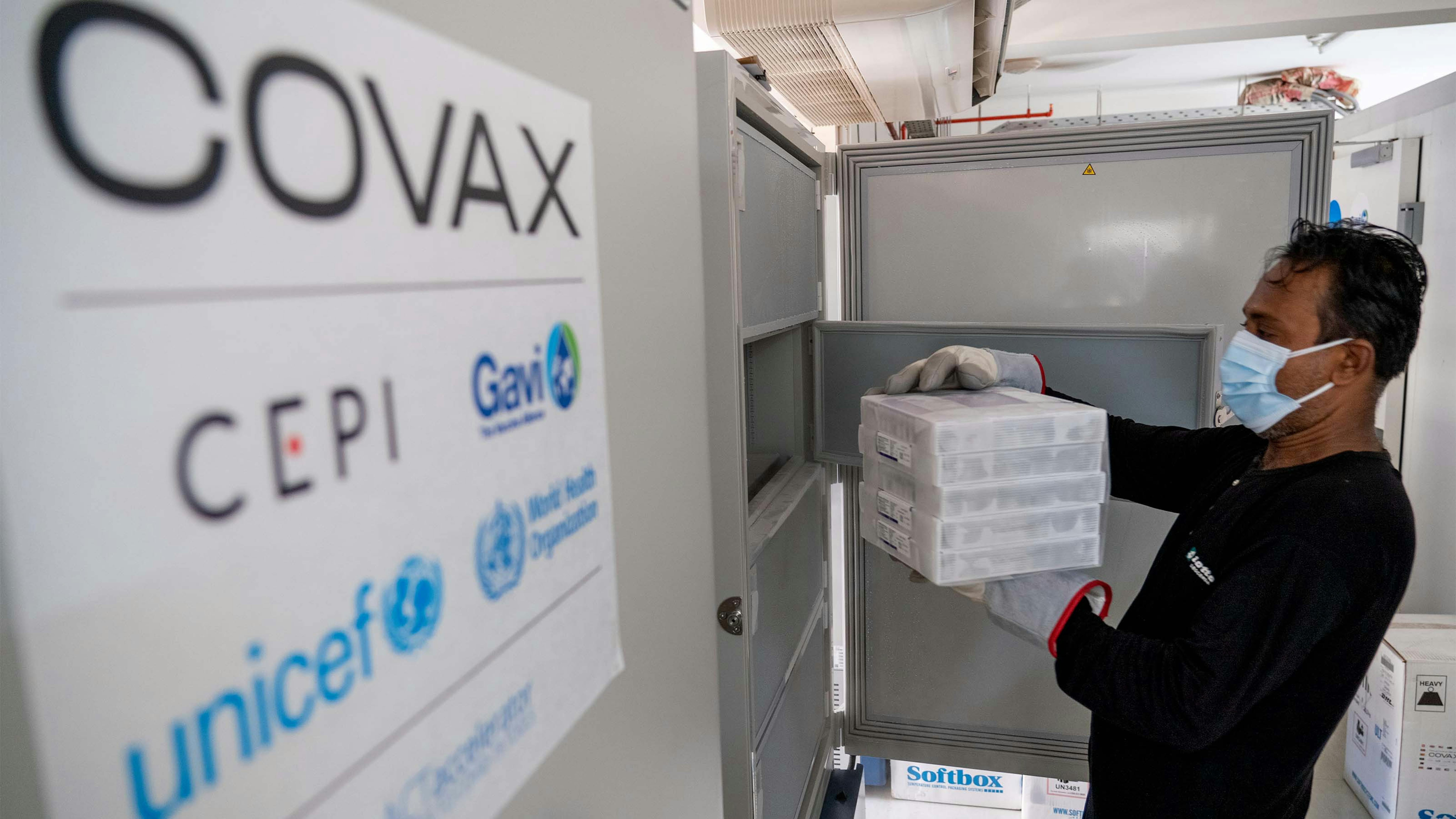 Bangladesh - Congelatori consegnati dall'UNICEF tramite COVAX consentono al Bangladesh di  conservare grandi quantità di vaccini COVID-19