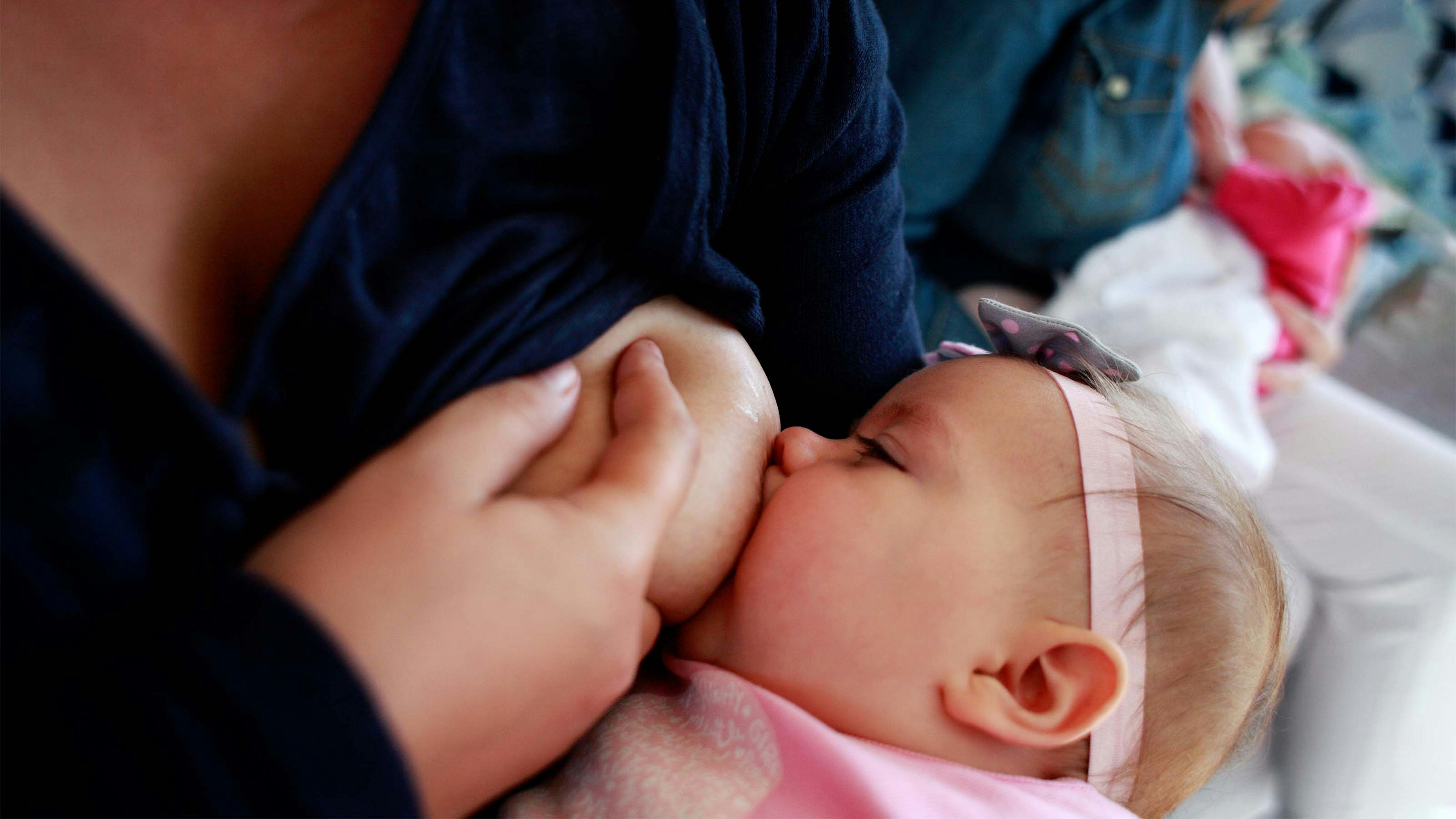 Una mamma allatta la sua bambina