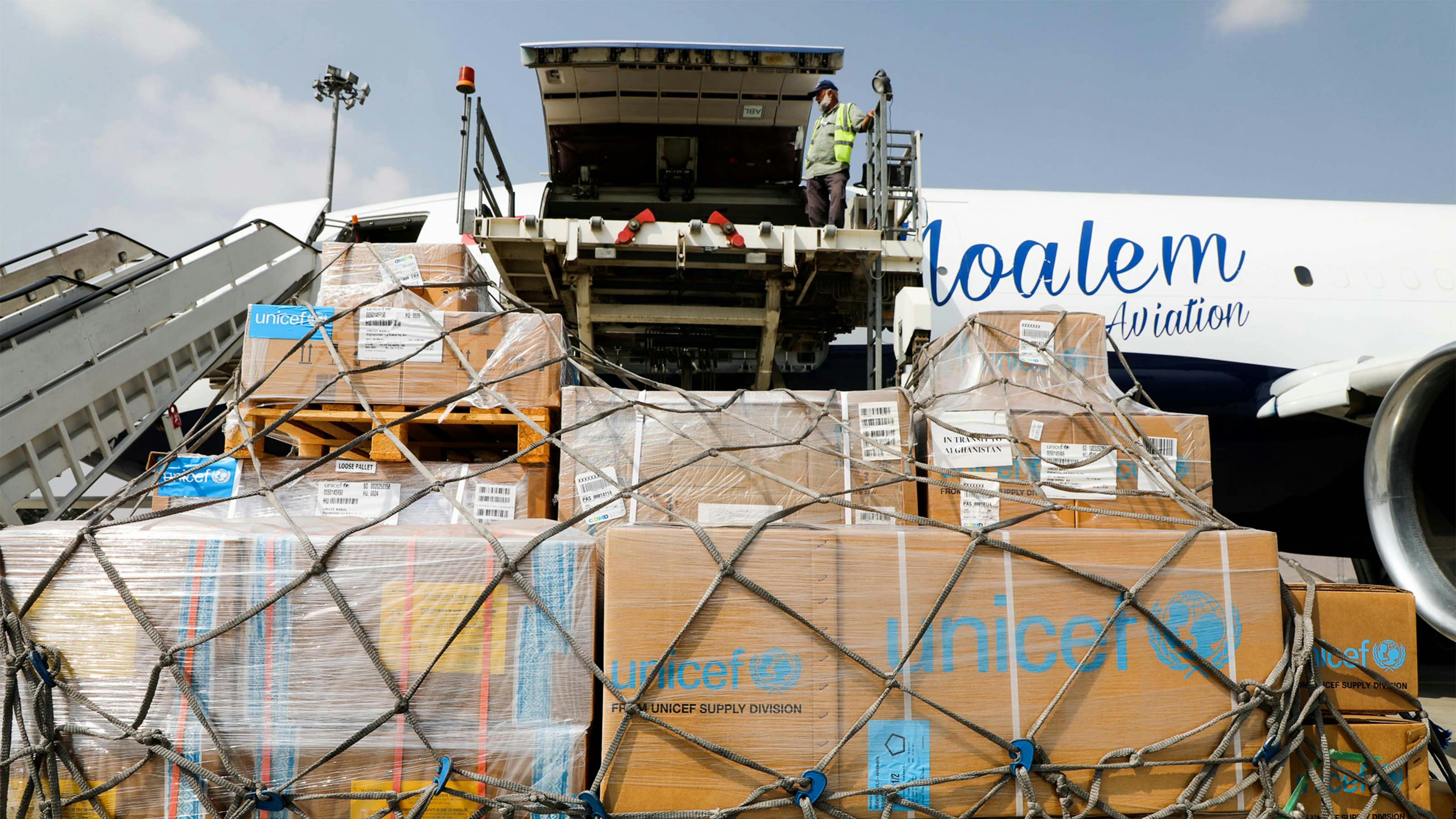Afganistan, aiuti umanitari vengono scaricati all'aeroporto di Kabul