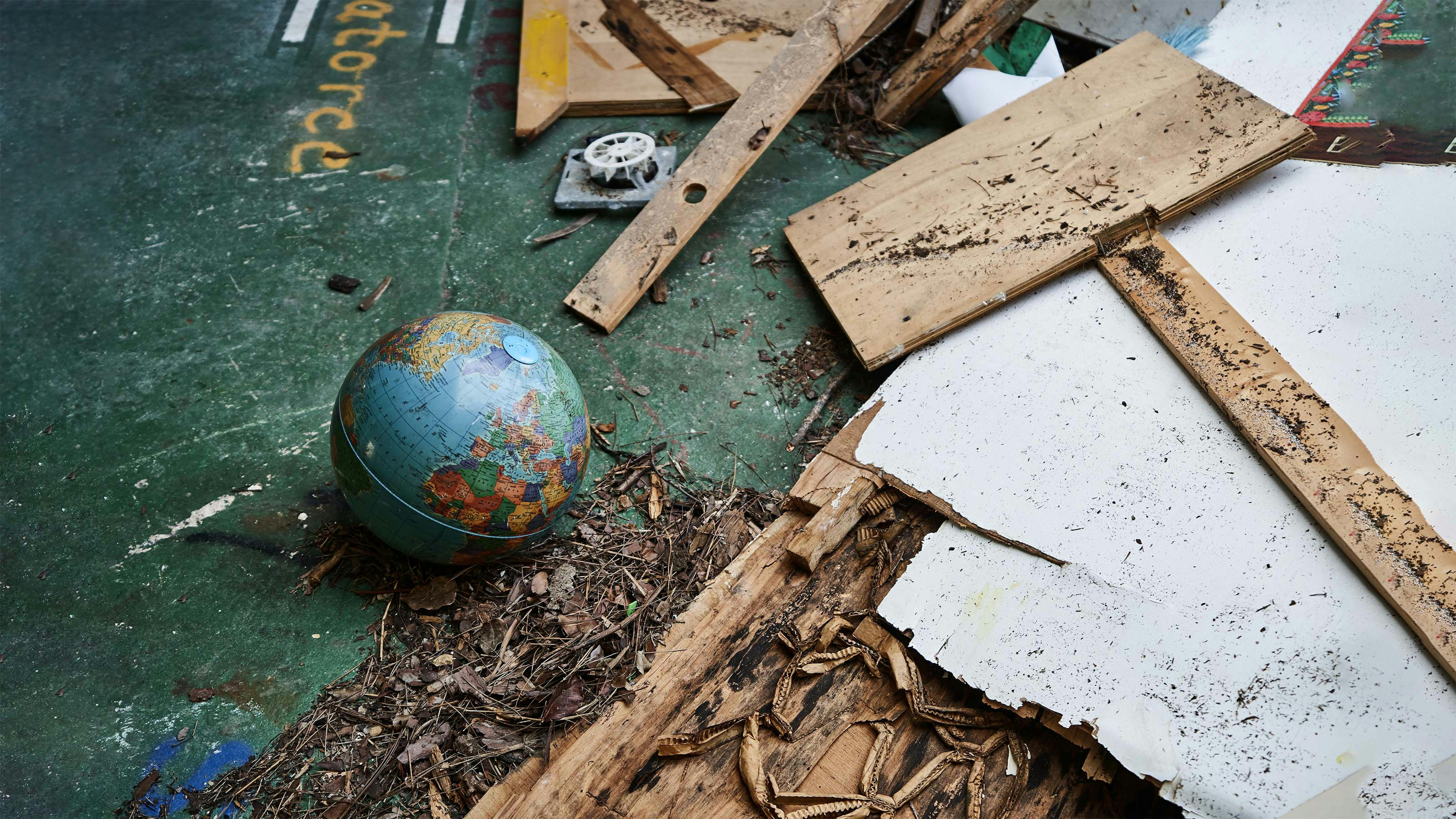 Bahamas, resti di un mappamondo in una scuola