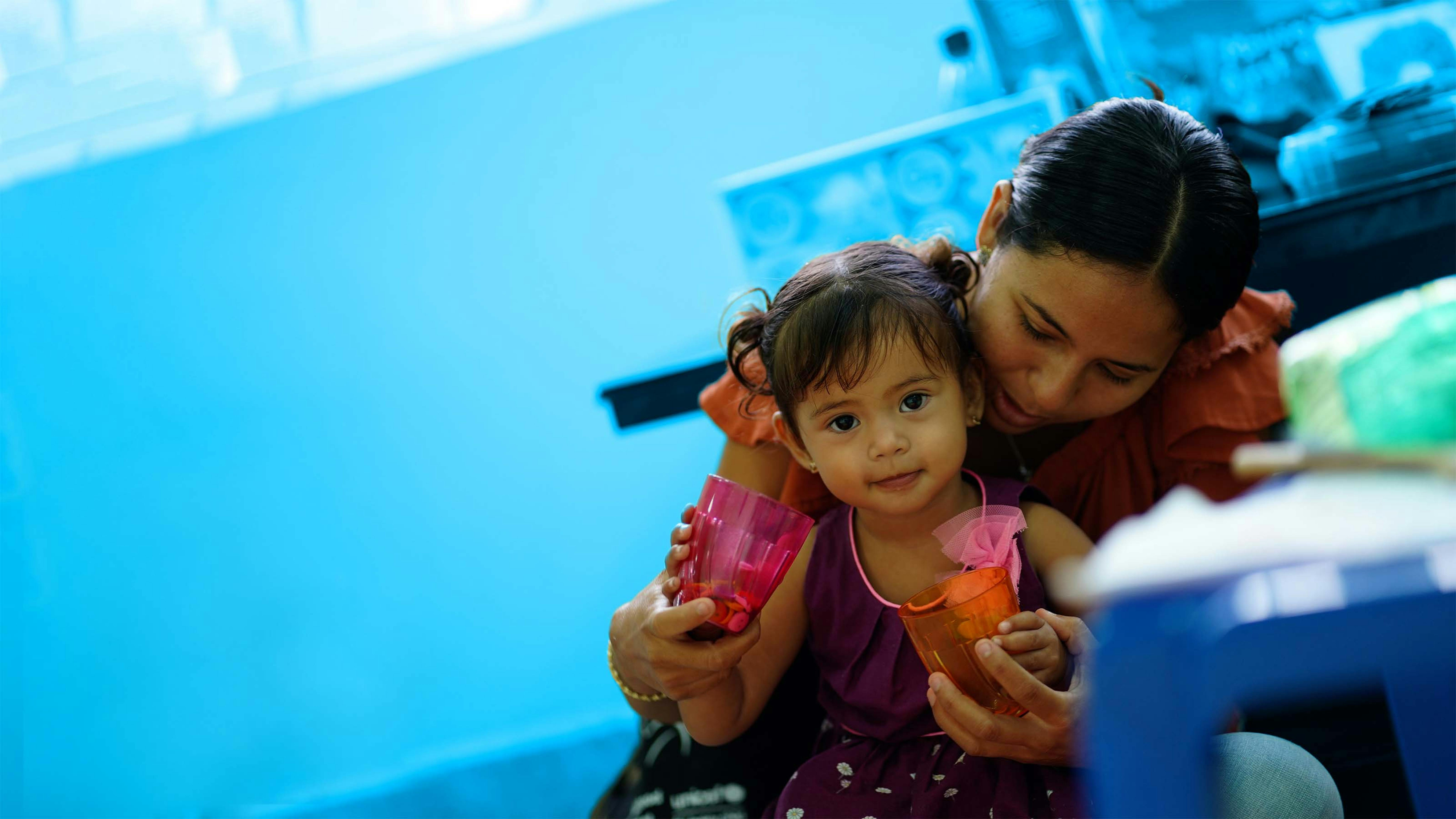 Belize, una mamma durante una visita di routine dal pediatra