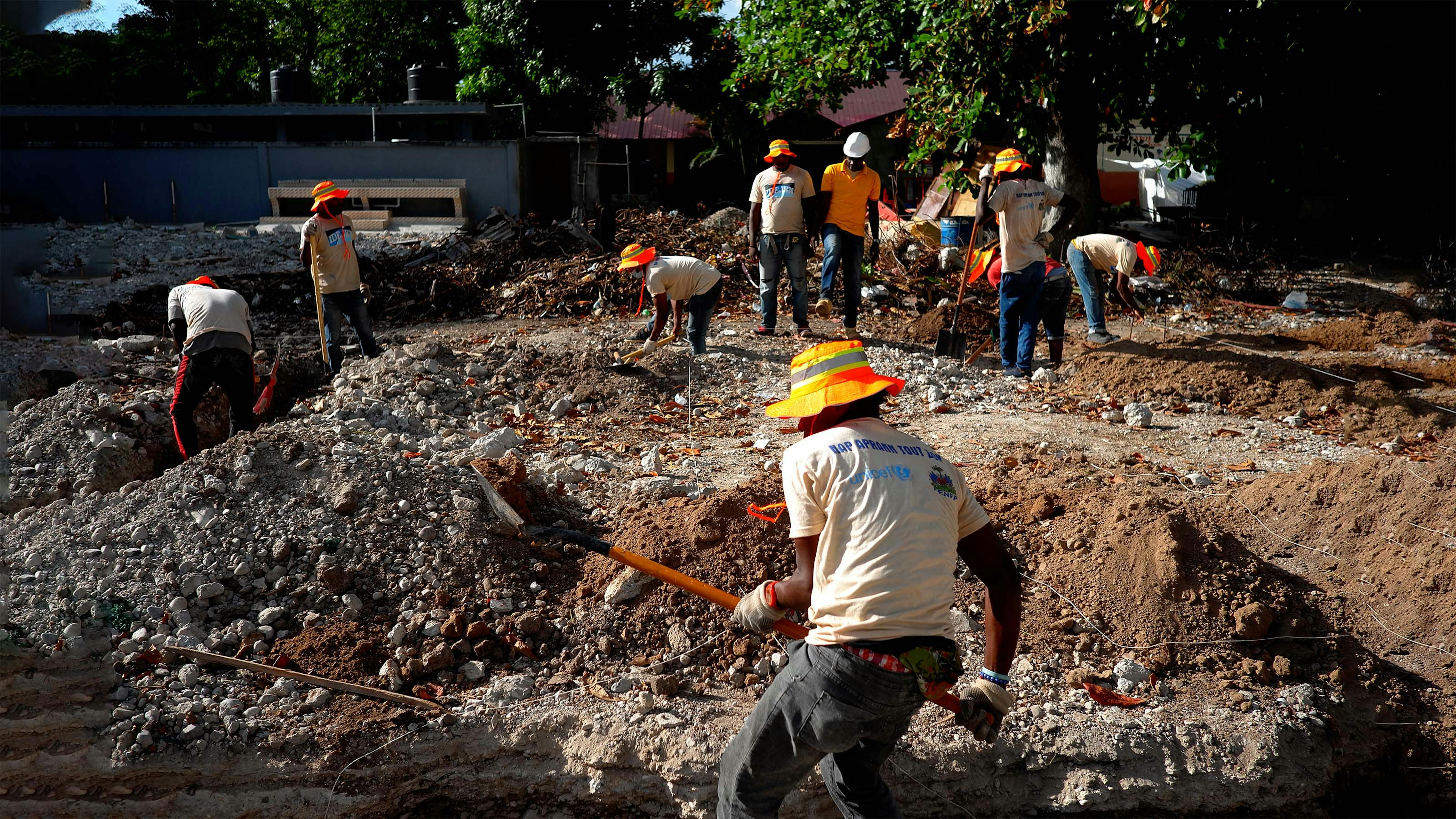 Haiti, Les Cayes. in alcune scuole distrutte sono iniziati i lavori di ricostruzione, che dovrebbero accelerare  se ci fossero disponibili le risorse. 