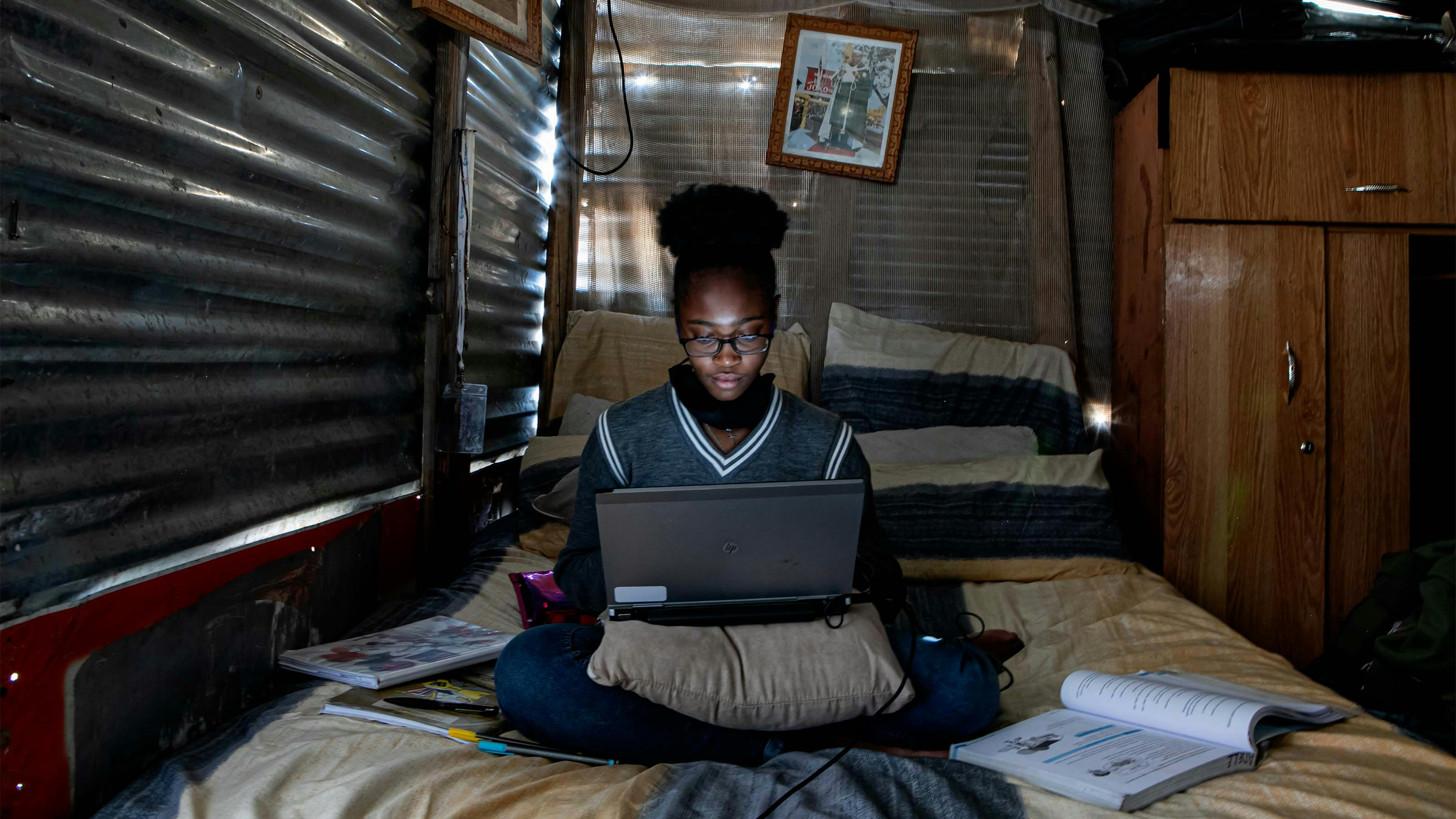 Sebabatso Nchephe, 18 anni, segue corsi online e sviluppa progetti sul suo laptop, a casa,