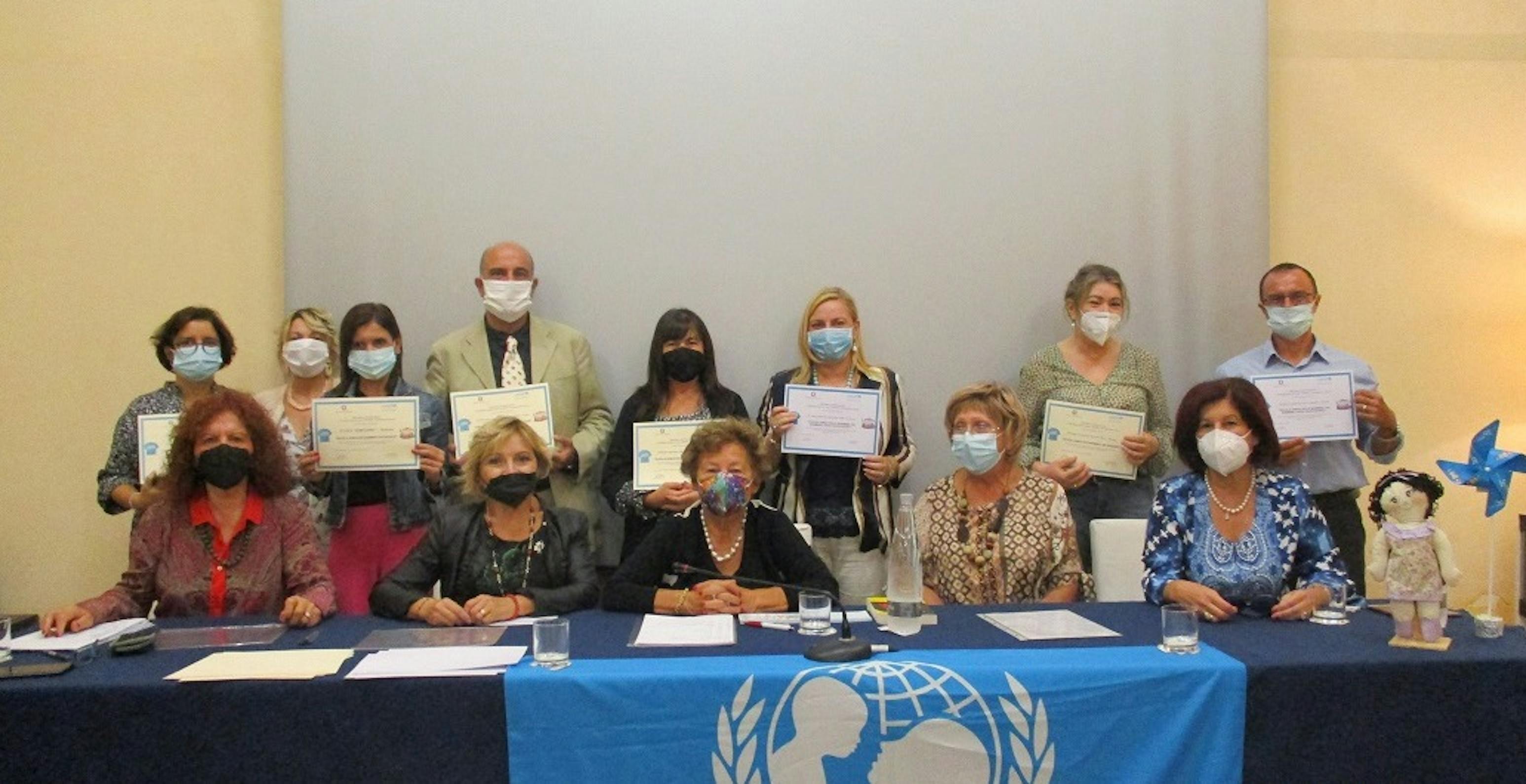 Un momento dell'evento: al tavolo sedute Angelica Romano, Carmela Spedale, Carmela Pace, Pina Cannizzo e Caterina Galasso e, in piedi, i Dirigenti Scolastici ed i Referenti UNICEF