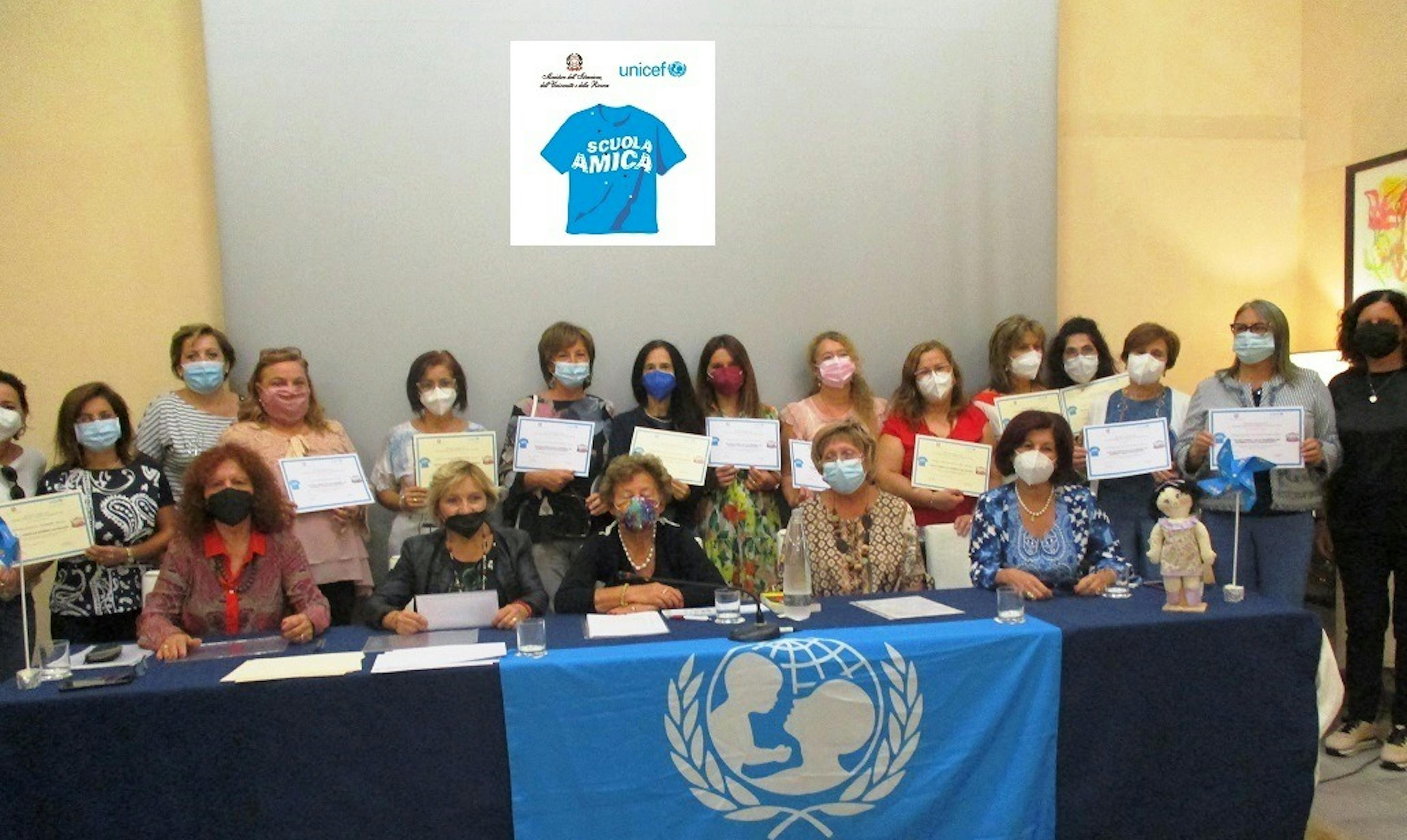 Un momento dell'evento: al tavolo sedute Angelica Romano, Carmela Spedale, Carmela Pace, Pina Cannizzo e Caterina Galasso e, in piedi, i Dirigenti Scolastici ed i Referenti UNICEF