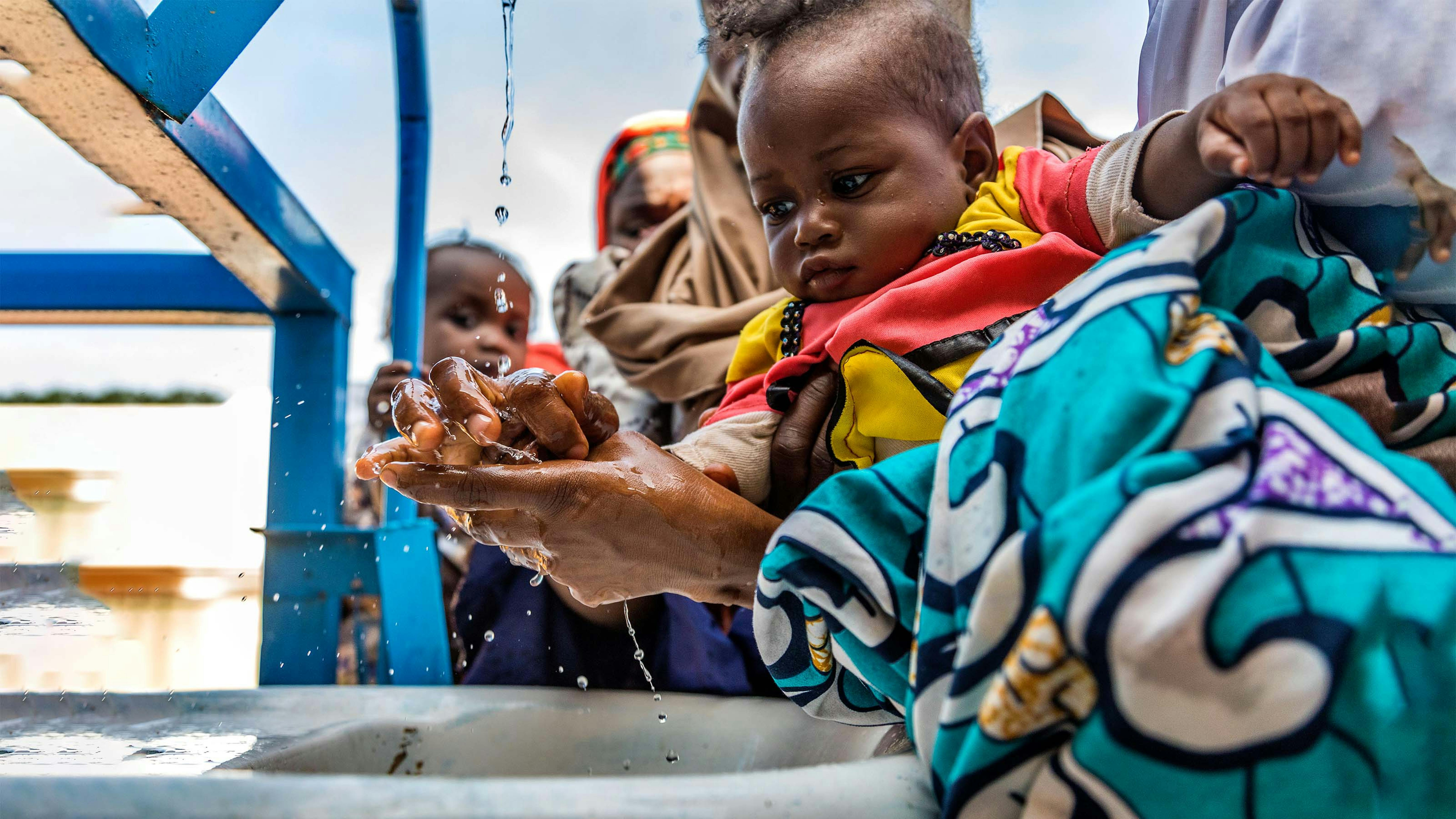 Nigeria, una mamma si lava le mani prima di sottoporre suo foglio all'appetite test
