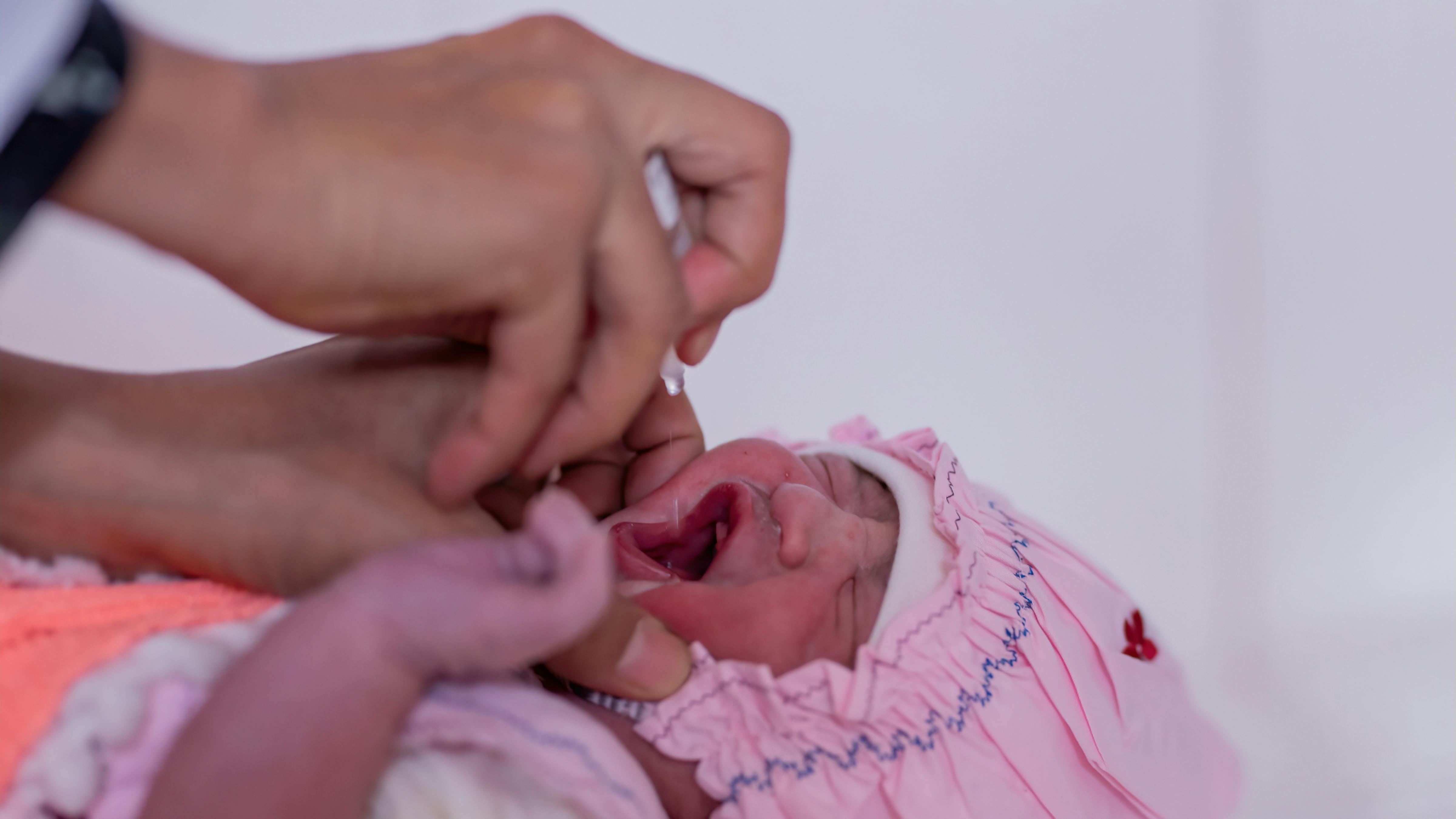 Thuraya, 5 giorni, riceve il vaccino antipolio presso il centro sanitario Bab-e-Bargh di Herat.