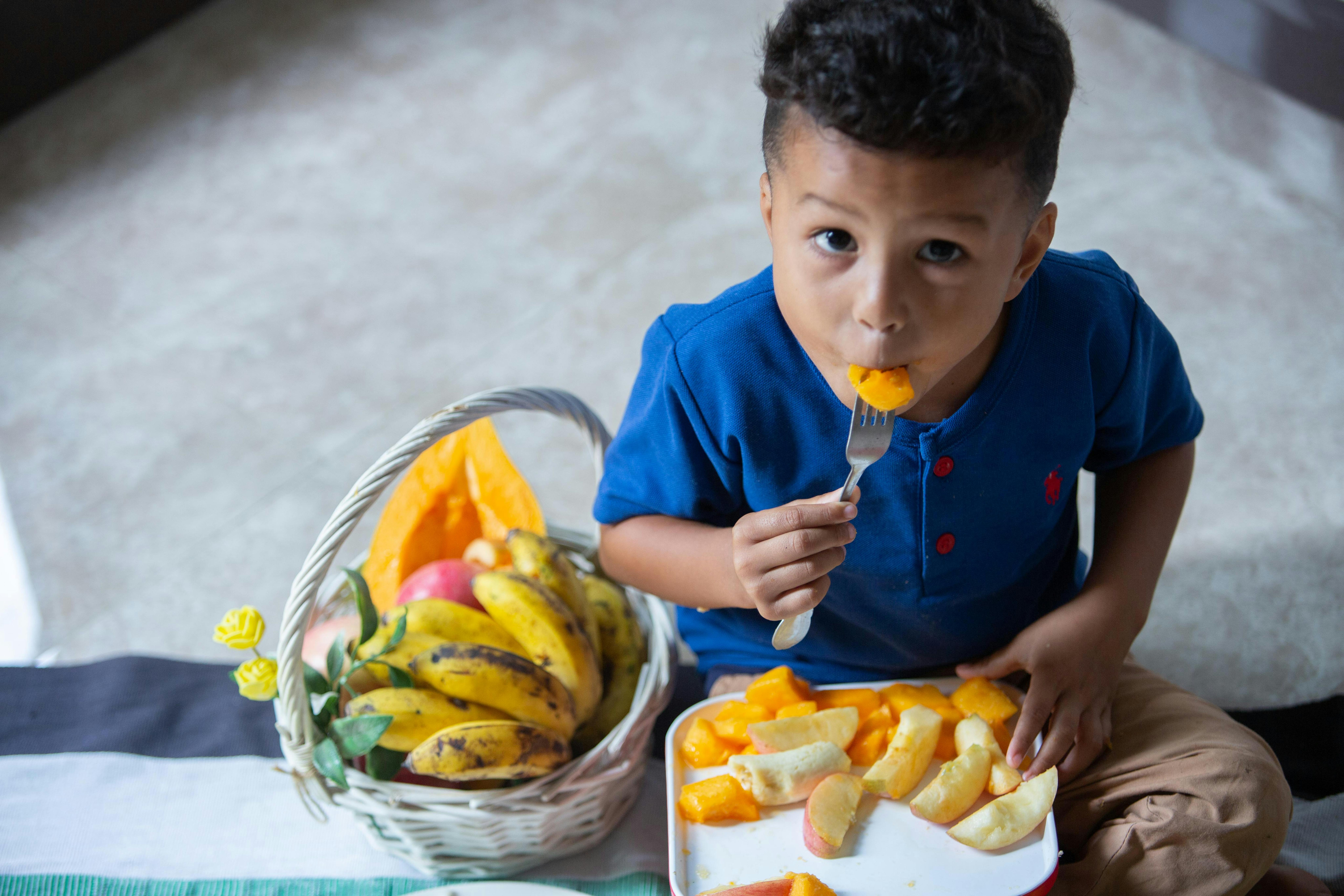 Jayden, 3 anni, vive nel Comune di Dili, nel Timor-Leste. Ama mangiare la frutta, inclusa la papaya, banane e mele 
