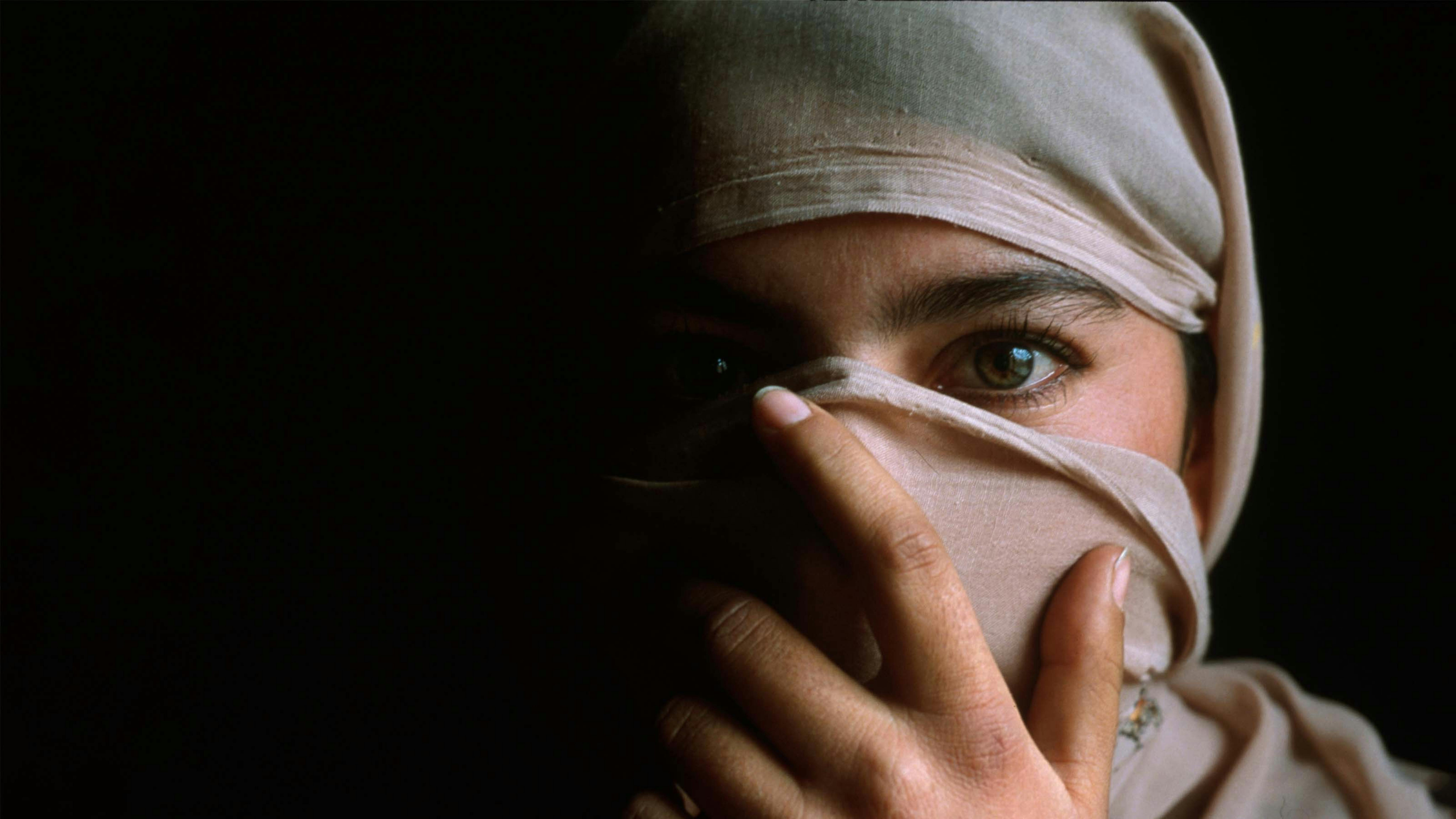 Una ragazza afgana si copre il viso, Kabul.
